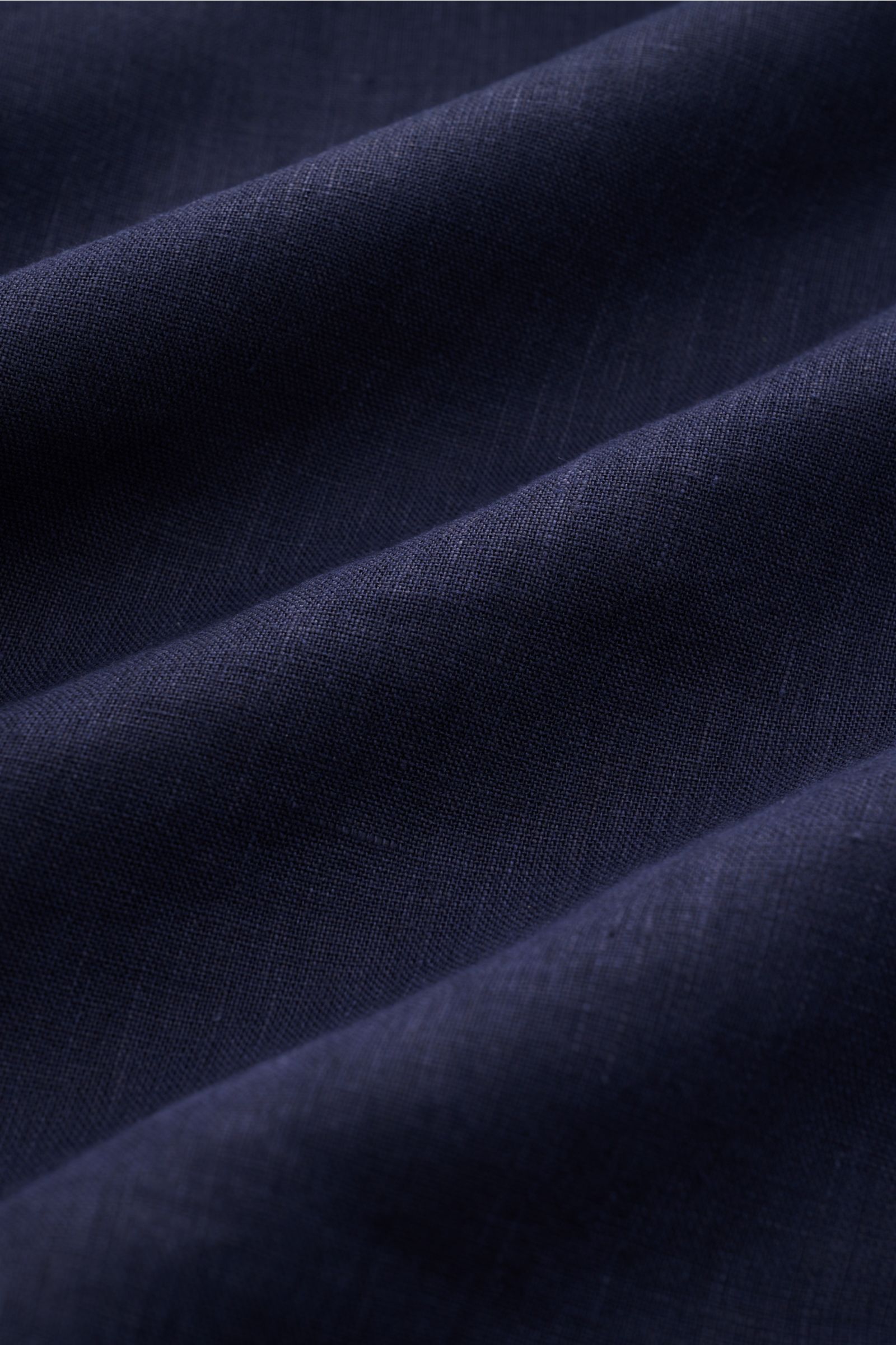 Vilebrequin Leinenhemd schmaler Kragen navy, Detailaufnahme der leichten Qualität mit weichem Griff, Regular Fit, französischer Knopfleiste, klassischer Sportmanschette, aufgesetzter Brusttasche, gerundetem Saumverlauf und tonalem Stitching, Nahaufnahme d