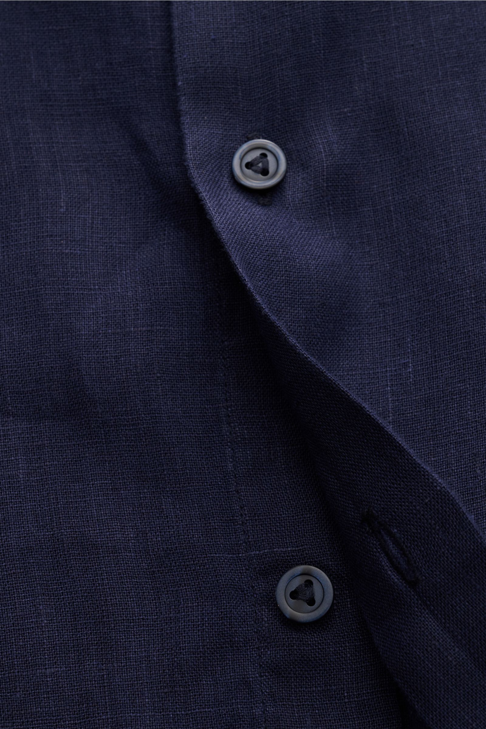 Nahaufnahme des Vilebrequin Leinenhemds schmaler Kragen navy, frontale Perspektive, leichte Qualität, weicher Griff, Regular Fit, französische Knopfleiste, tonales Stitching am Saum.