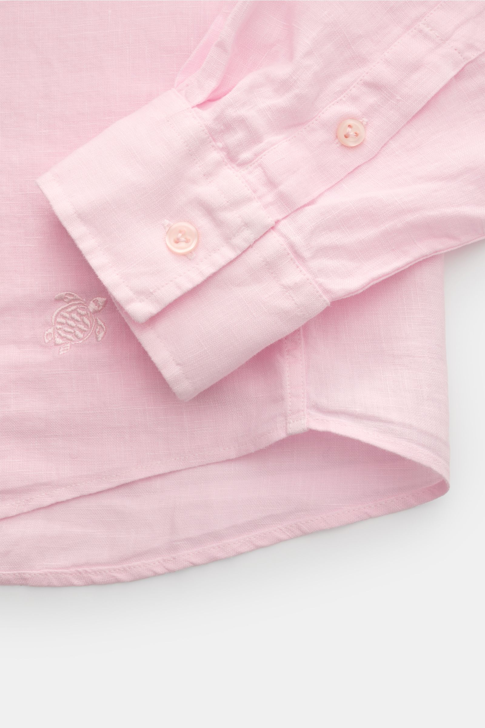 Nahaufnahme des Vilebrequin Leinenhemds schmaler Kragen rosé von unten rechts, zeigt leichte Qualität, weichen Griff, Regular Fit, schmalen Kragen, französische Knopfleiste, klassische Sportmanschette, aufgesetzte Brusttasche, gerundeten Saumverlauf und t