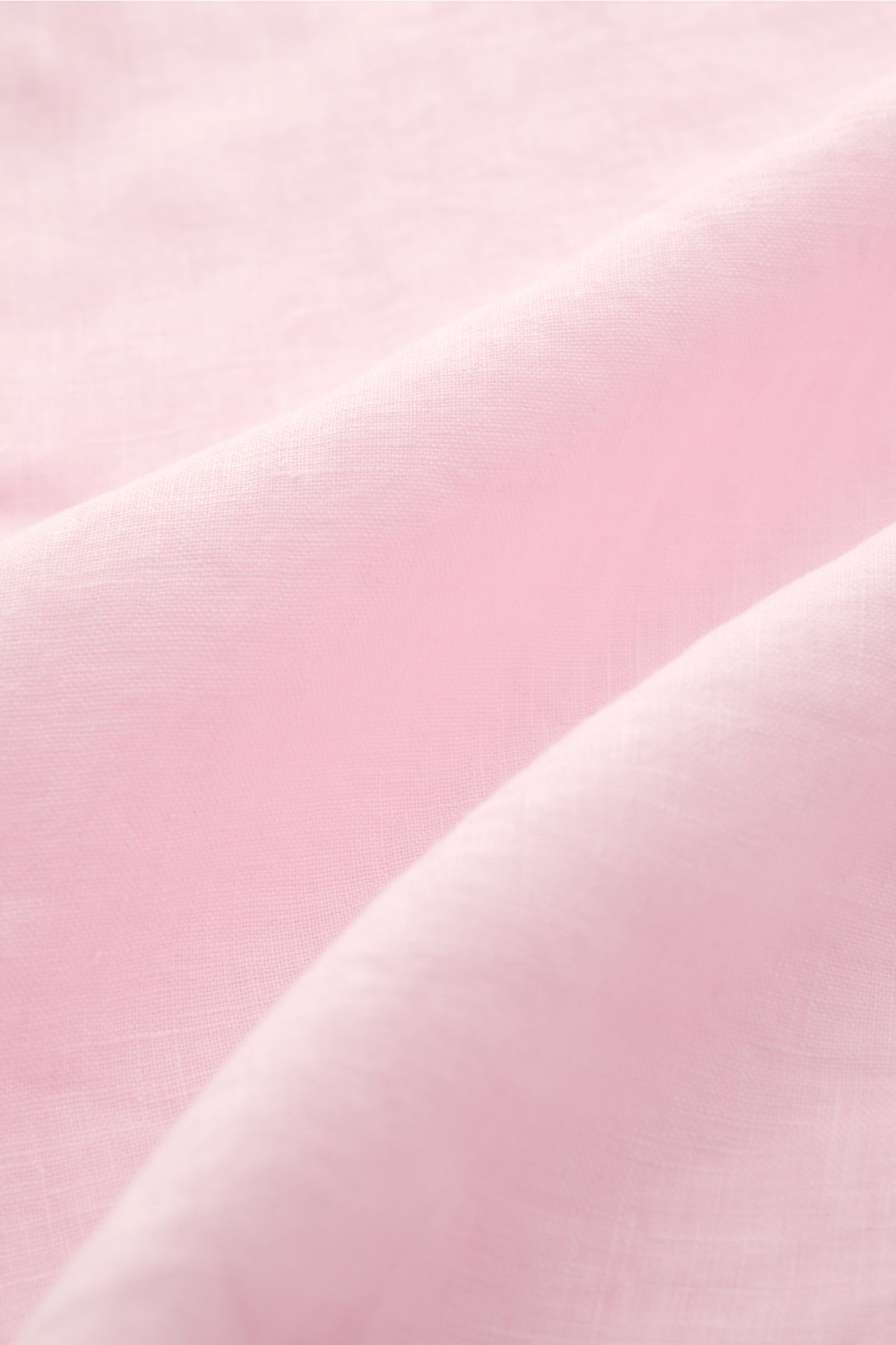 Vilebrequin Leinenhemd schmaler Kragen rosé, Detailaufnahme Stoff in leichter Qualität mit weichem Griff, Regular Fit, französische Knopfleiste, klassische Sportmanschette, aufgesetzte Brusttasche, gerundeter Saum mit tonalem Stitching, perspektivisch nah