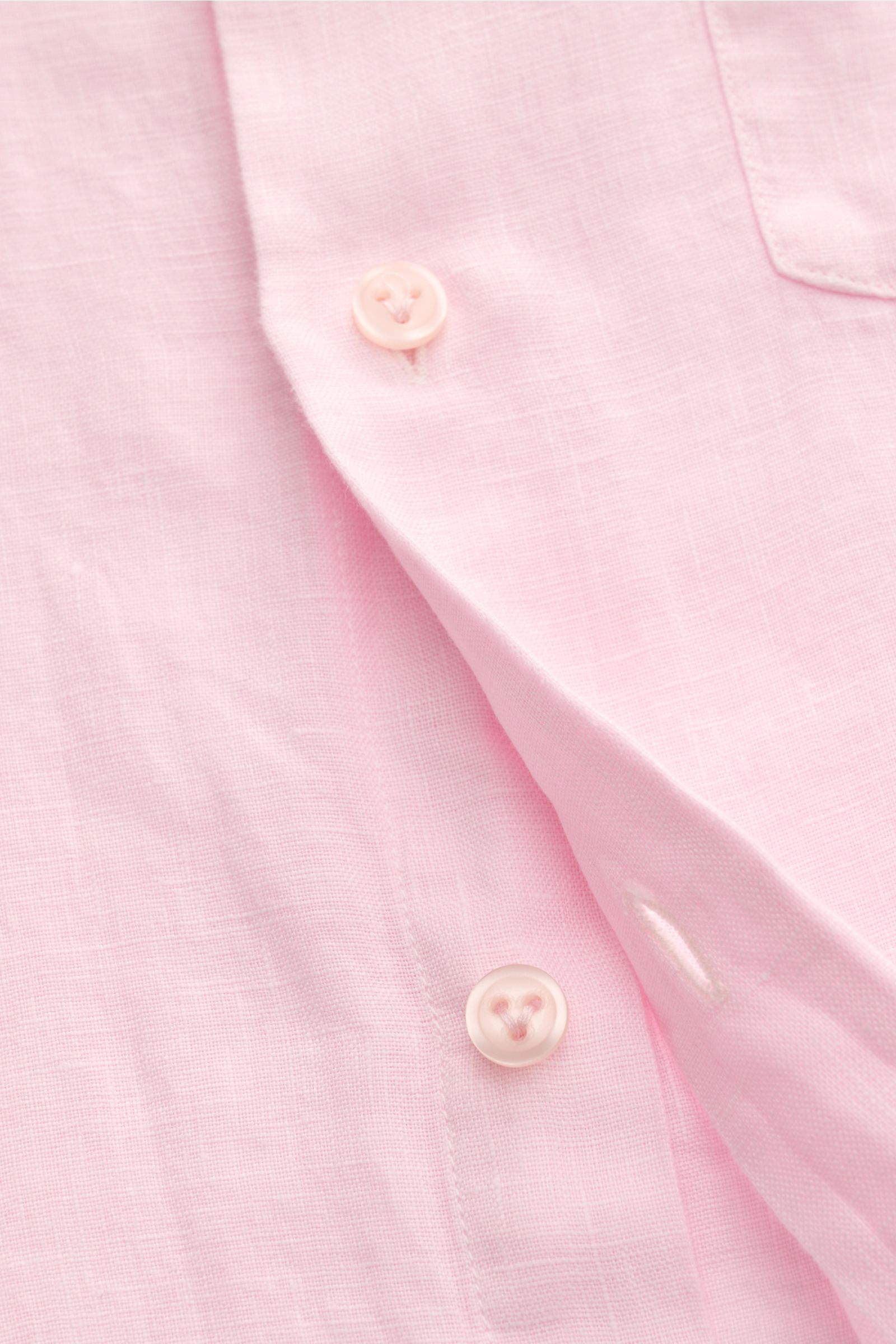 Nahaufnahme von Vilebrequin Leinenhemd schmaler Kragen rosé, leichte Qualität, weicher Griff, Regular Fit, französische Knopfleiste, Brusttasche, gerundeter Saum mit tonalem Stitching.