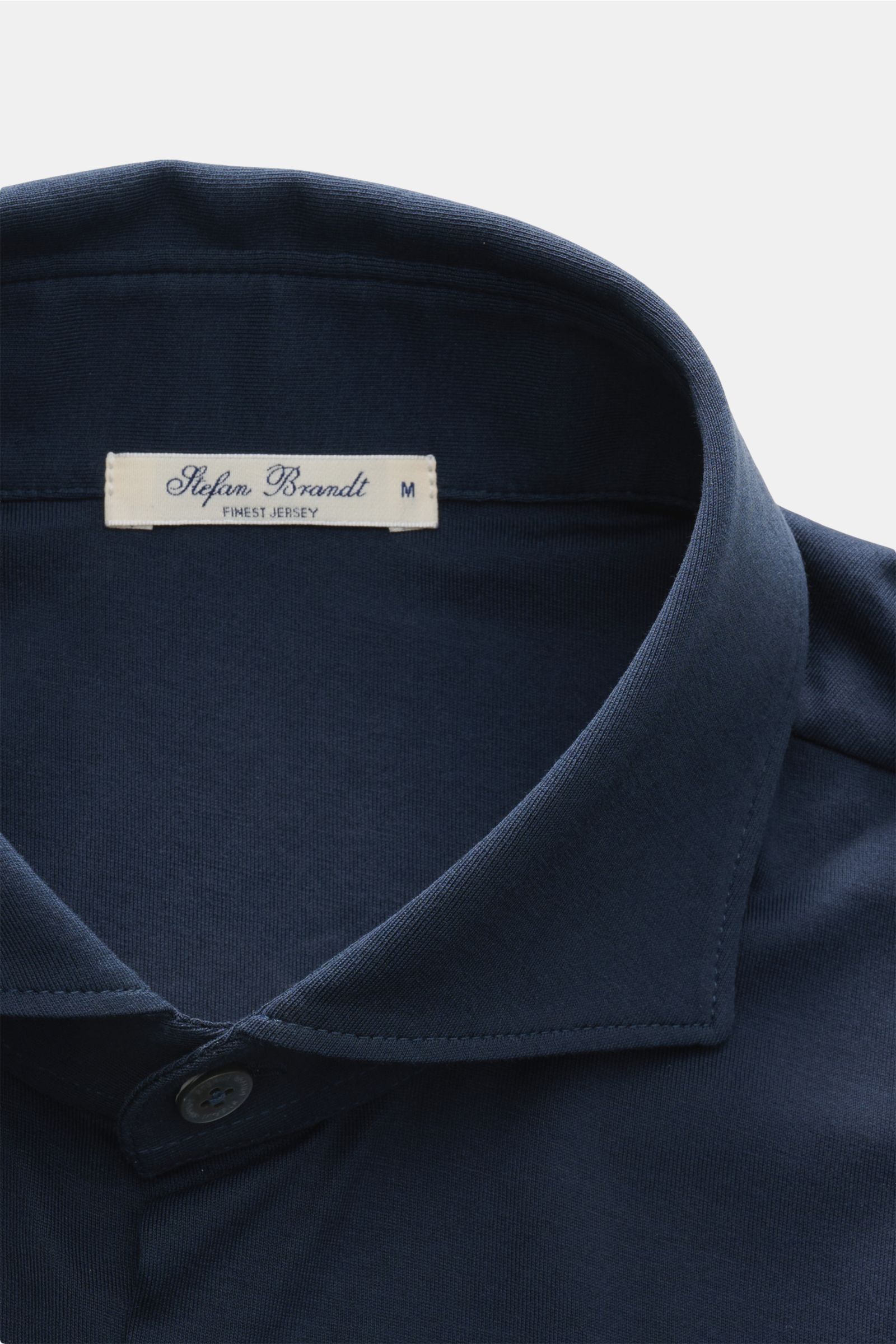 Close-up front view of the Stefan Brandt Jersey-Hemd 'Otis' Haifisch-Kragen dunkelblau, showing flexible, smooth Pima cotton jersey with a shark collar, French button placket, classic sport cuff, and rounded hem. Flexibler, geschmeidiger Jersey aus rei