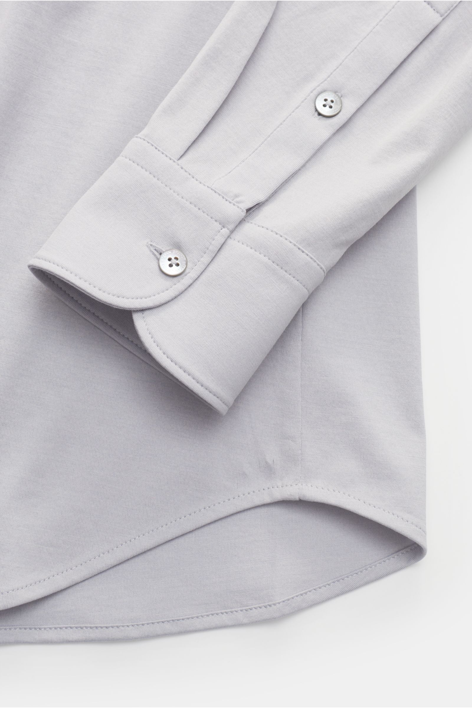 Nahaufnahme des Stefan Brandt Jersey-Hemd 'Otis' Haifisch-Kragen hellgrau von unten, zeigt Saumverlauf und Sportmanschette aus Pima-Baumwolle.