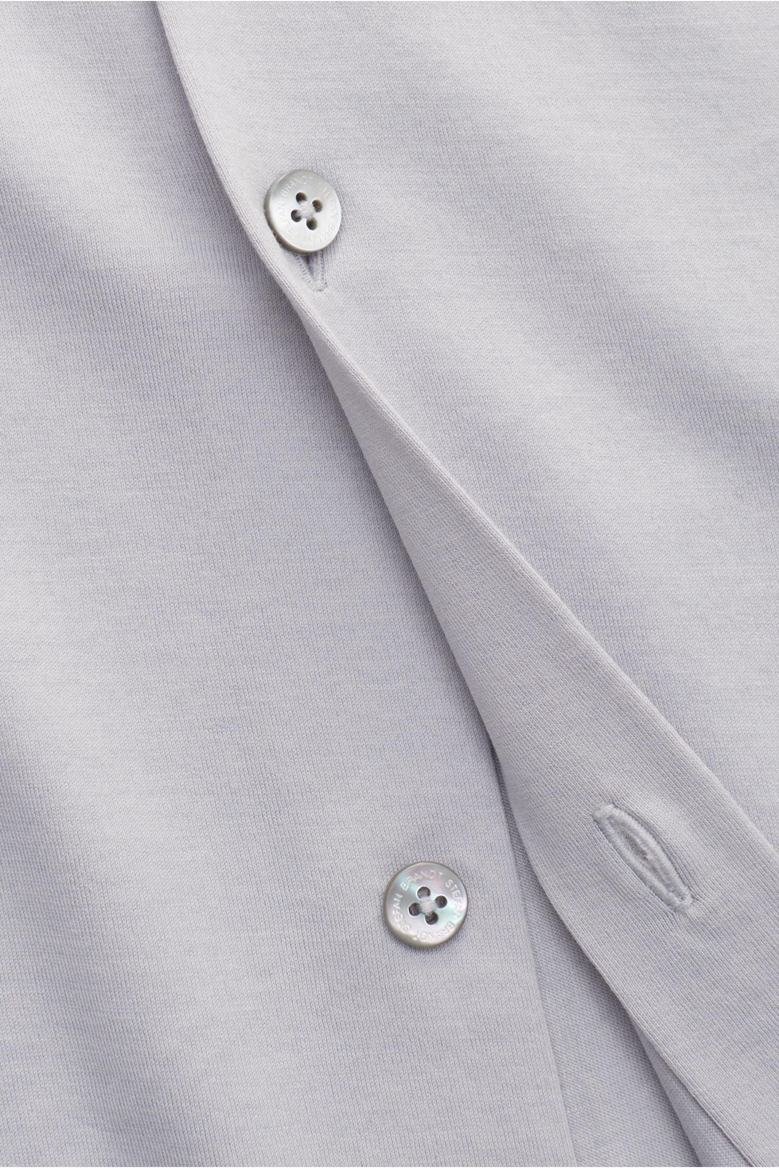 Nahaufnahme des Stefan Brandt Jersey-Hemd 'Otis' Haifisch-Kragen hellgrau, flexiblem Jersey aus reiner Pima-Baumwolle mit glatten Knöpfen.
