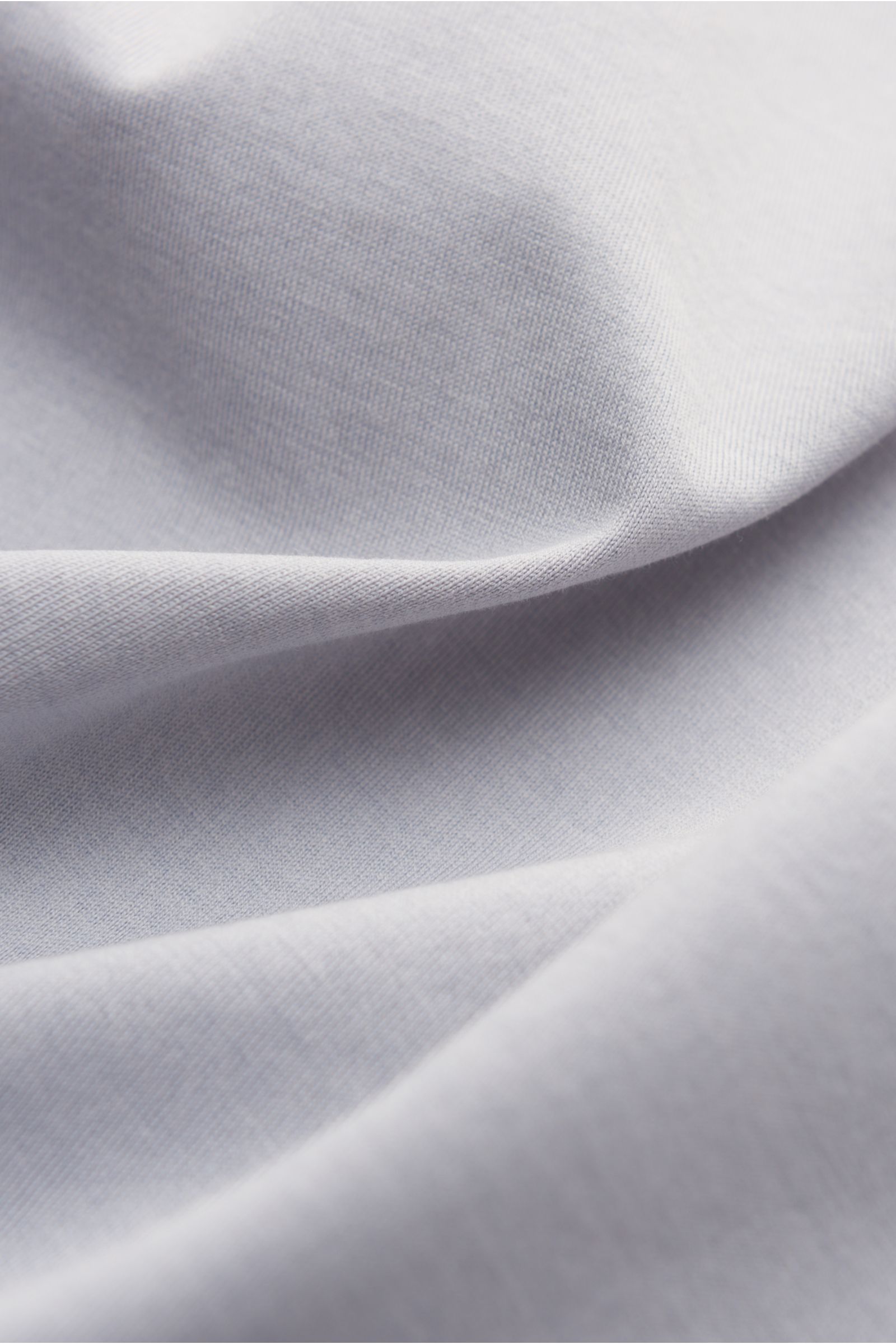 Hellgraue Nahaufnahme des flexiblen, geschmeidigen Stefan Brandt Jersey-Hemd 'Otis' Haifisch-Kragen hellgrau aus reiner Pima-Baumwolle mit glattem Griff.
