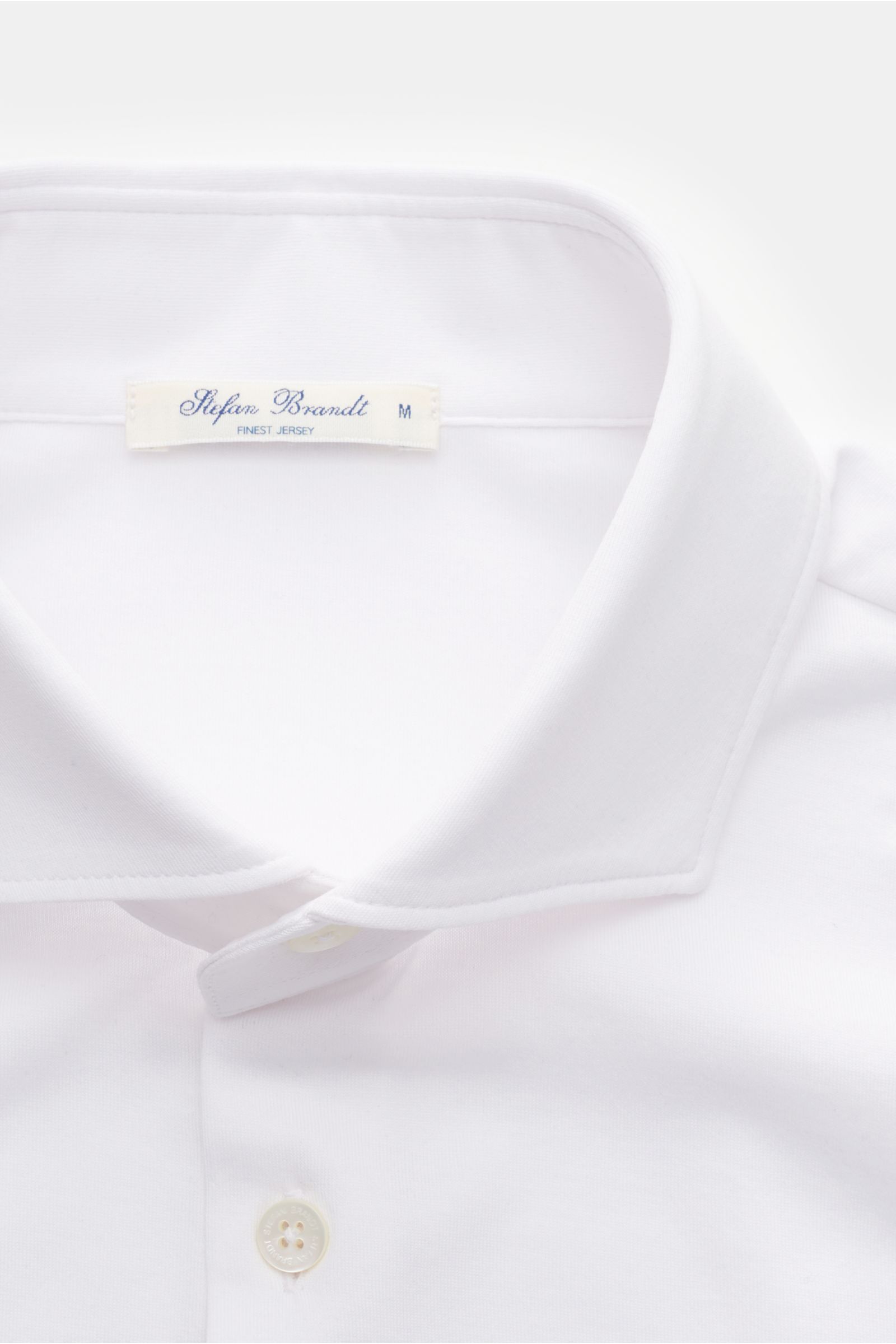 Close-up front view of Stefan Brandt Jersey-Hemd 'Otis' Haifisch-Kragen weiß, a clean casual shirt in soft Pima cotton jersey with a shark collar, French placket, and classic sport cuffs, featuring a rounded hem. Flexibler, geschmeidiger Jersey aus reiner