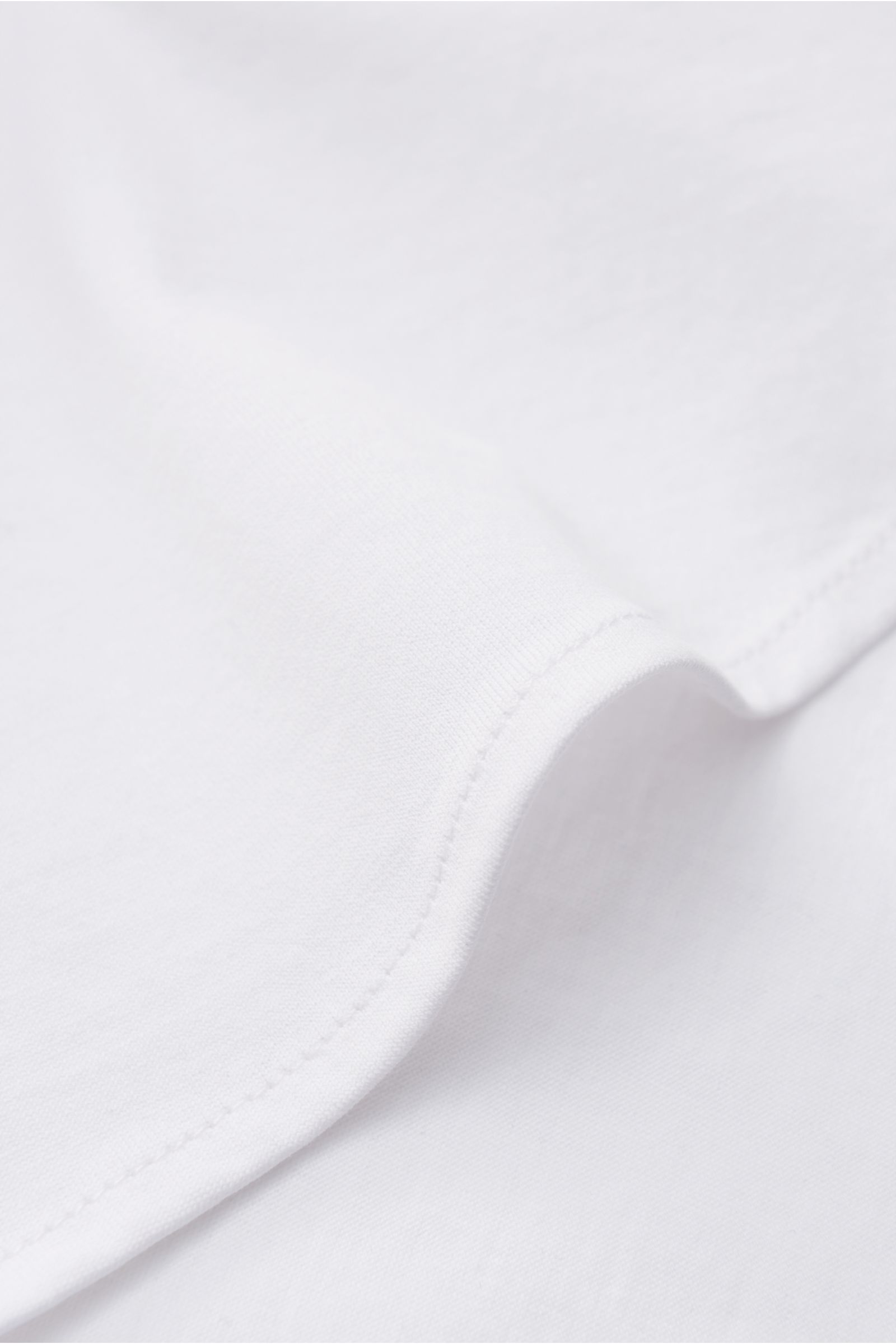 Close-up view of the soft, smooth fabric edge of the Stefan Brandt Jersey-Hemd 'Otis' Haifisch-Kragen weiß, made from pure Pima cotton jersey. Flexibler, geschmeidiger Jersey aus reiner Pima-Baumwolle lässt das cleane Casual Hemd 'Otis' von STEFAN BRAN