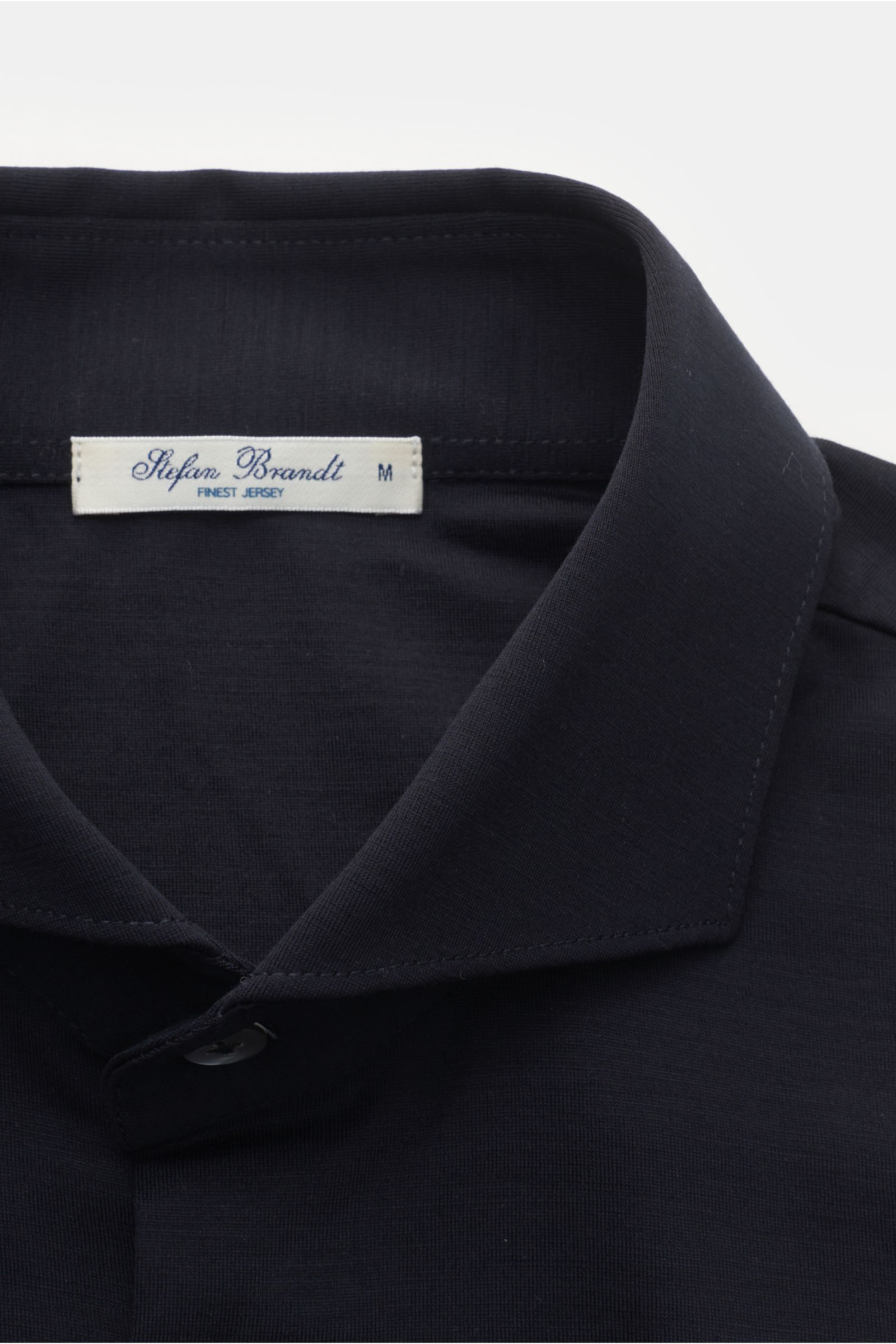 Nahaufnahme des Stefan Brandt Jersey-Hemd 'Otis' Haifisch-Kragen navy von oben, weicher Pima-Baumwolle Jersey, Extra Slim Fit, französische Knopfleiste.