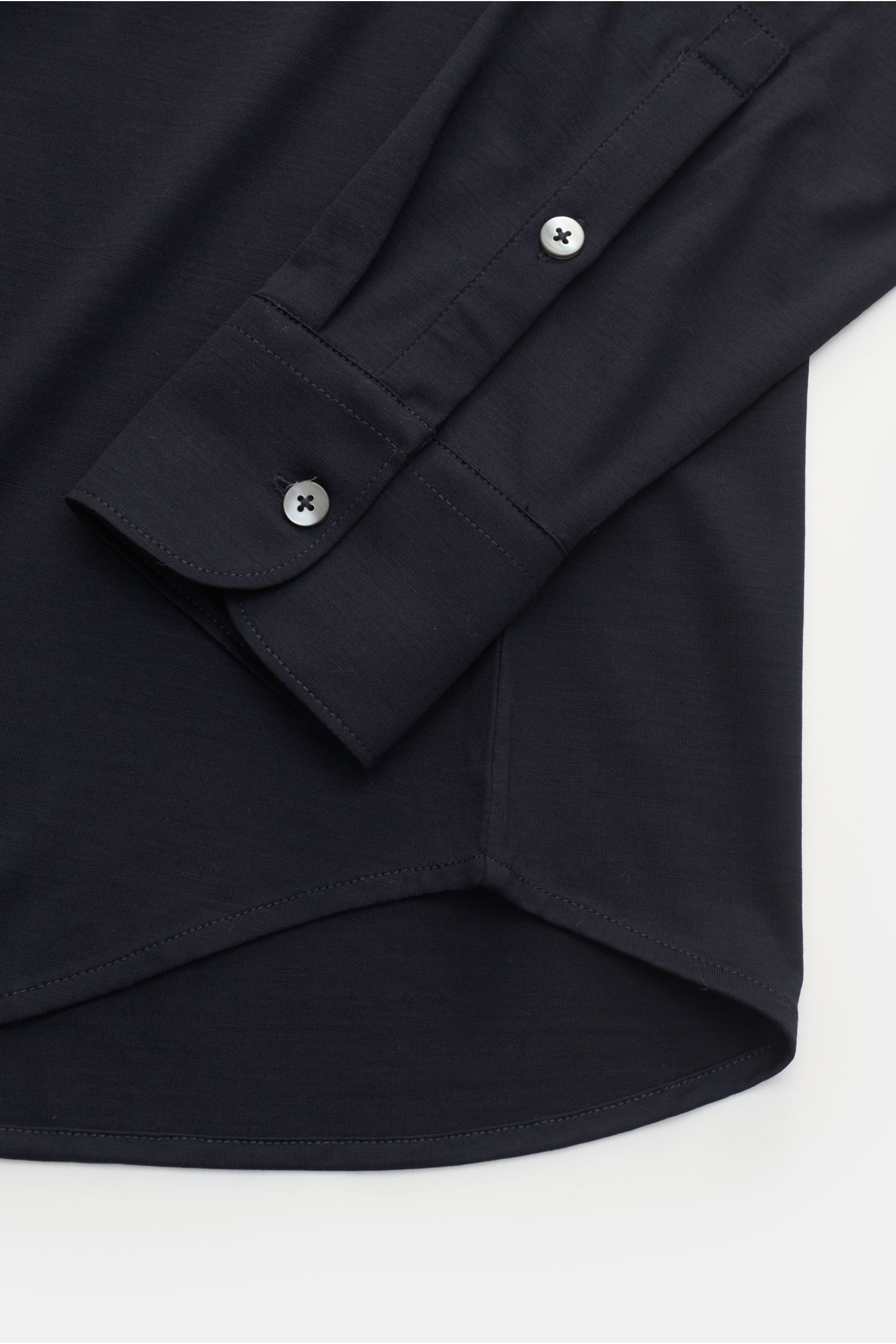 Nahaufnahme des Saumverlaufs und der Sportmanschette des Stefan Brandt Jersey-Hemd 'Otis' Haifisch-Kragen navy aus Pima-Baumwolle.