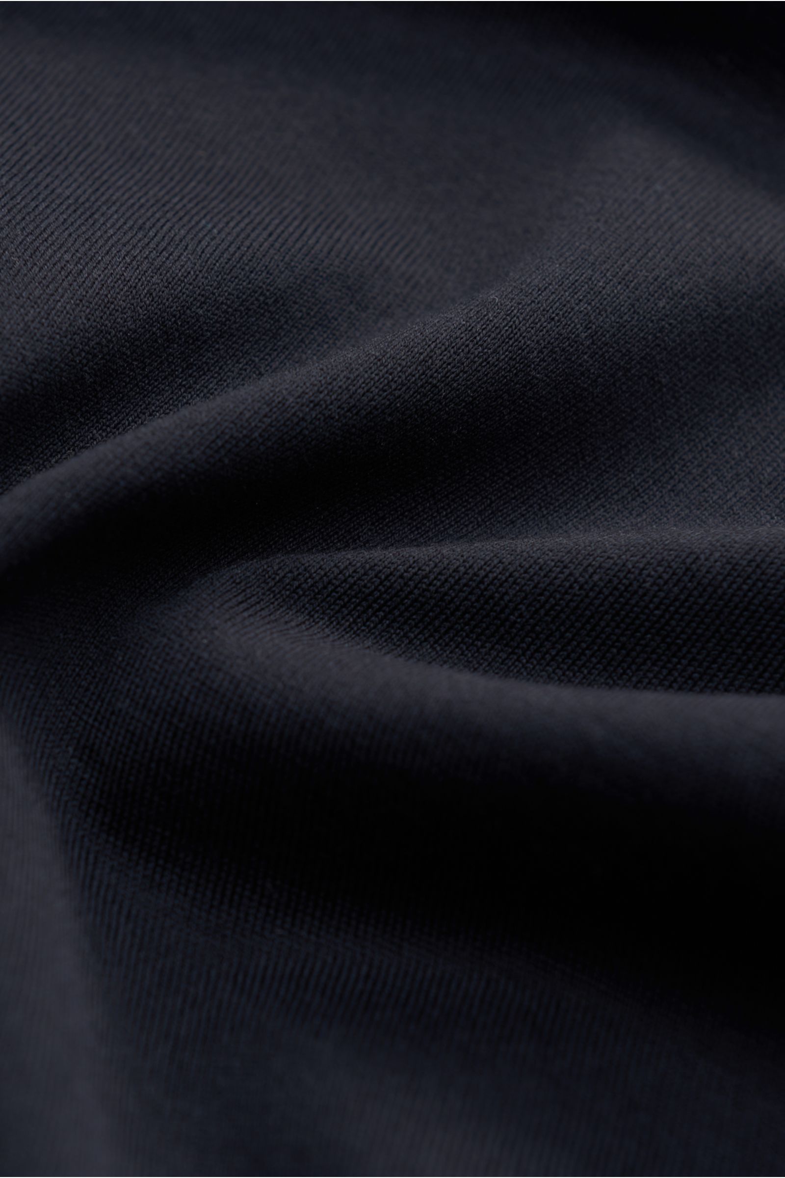 Nahaufnahme des flexiblen, geschmeidigen Jerseys aus reiner Pima-Baumwolle des Stefan Brandt Jersey-Hemd 'Otis' Haifisch-Kragen navy in navyblau.