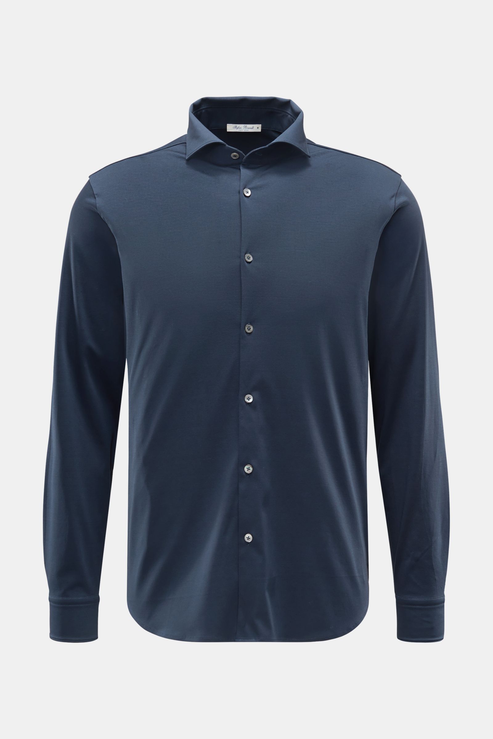 Frontale Nahaufnahme des Stefan Brandt Jersey-Hemd 'Otis' Haifisch-Kragen dunkelblau, Slim Fit aus weichem, flexiblem Pima-Baumwoll-Jersey mit französischer Knopfleiste und klassischer Sportmanschette.