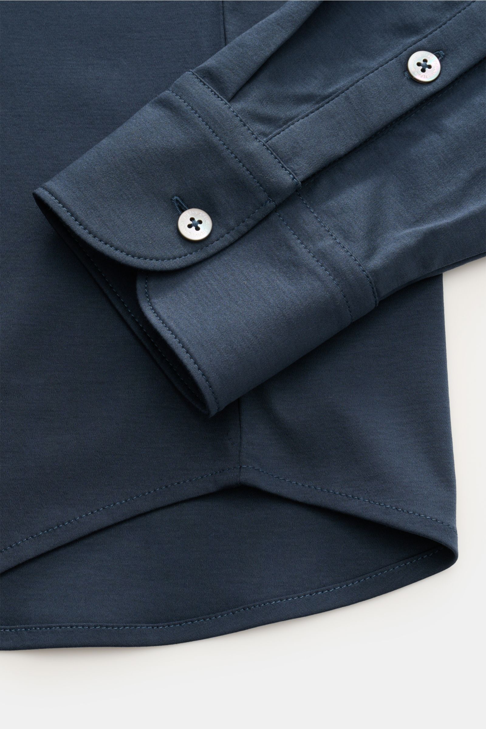 Nahaufnahme des dunkelblauen Stefan Brandt Jersey-Hemds 'Otis' Haifisch-Kragen, Slim Fit, mit klassischer Sportmanschette und gerundetem Saum, flexiblem Jersey aus reiner Pima-Baumwolle.