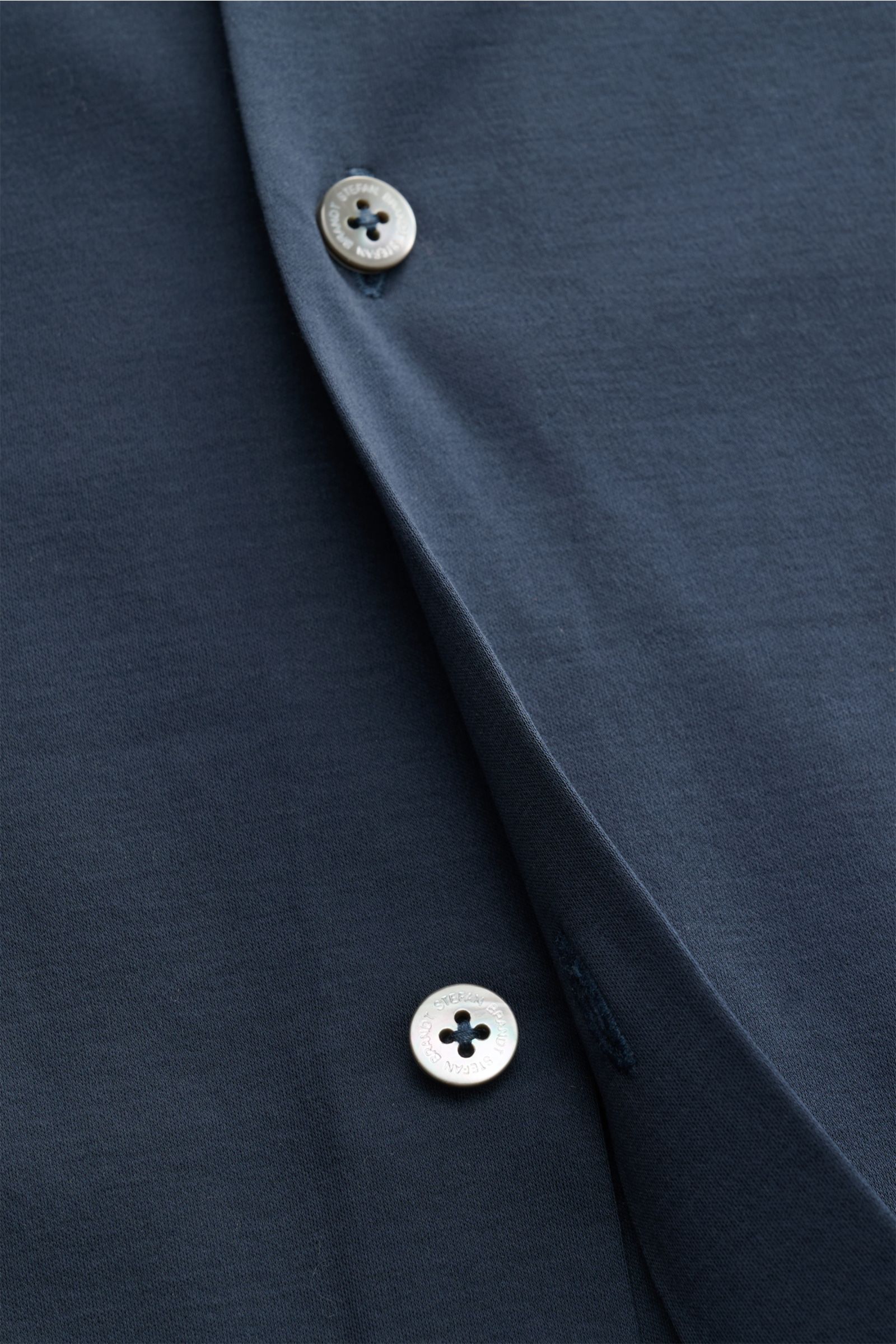 Stefan Brandt Jersey-Hemd 'Otis' Haifisch-Kragen dunkelblau, Detailaufnahme von Perlmuttknöpfen und glattem Jersey aus reiner Pima-Baumwolle.