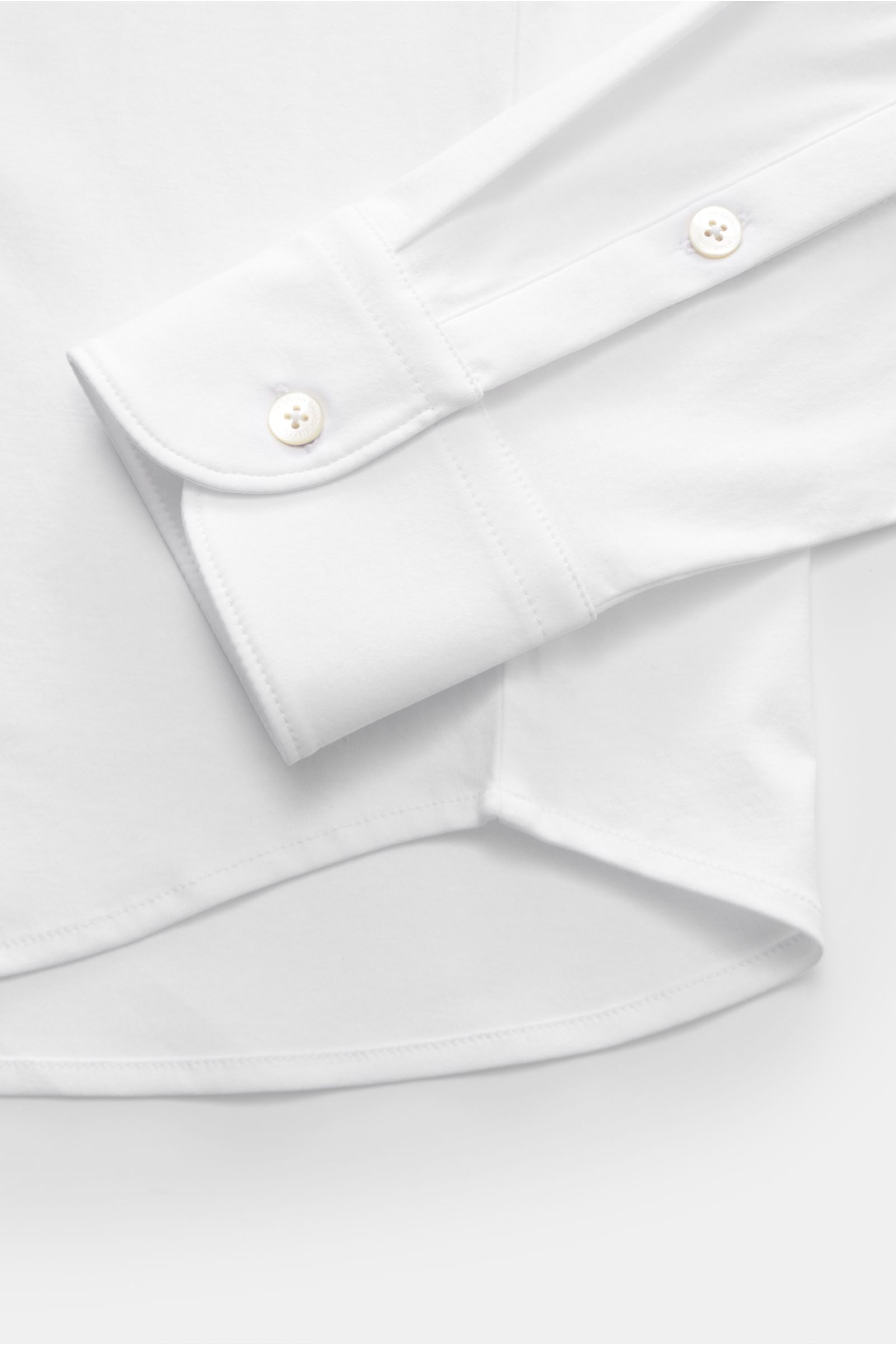 Stefan Brandt Jersey-Hemd 'Otis' Haifisch-Kragen weiß, Detailaufnahme Manschette und gerundeter Saum, aus Pima-Baumwoll-Jersey, Slim Fit.