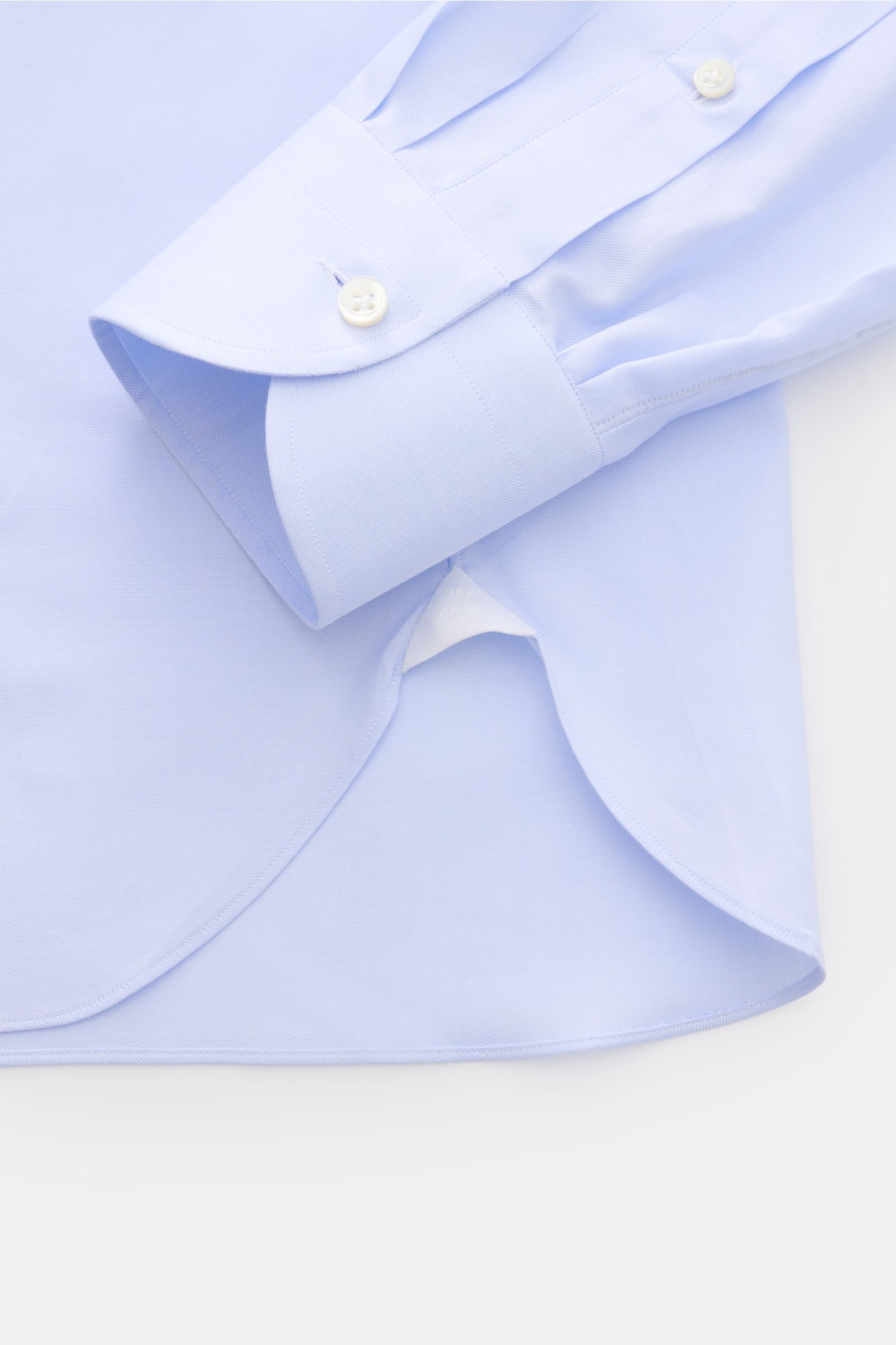 Alt tag (125 characters max):
Close-up side view of Giampaolo Oxford shirt button-down collar light blue cuff and rounded hem in fine cotton fabric.

Detailed description:
A classic from Italian shirt experts GIAMPAOLO: This shirt in fine Oxford fabric
