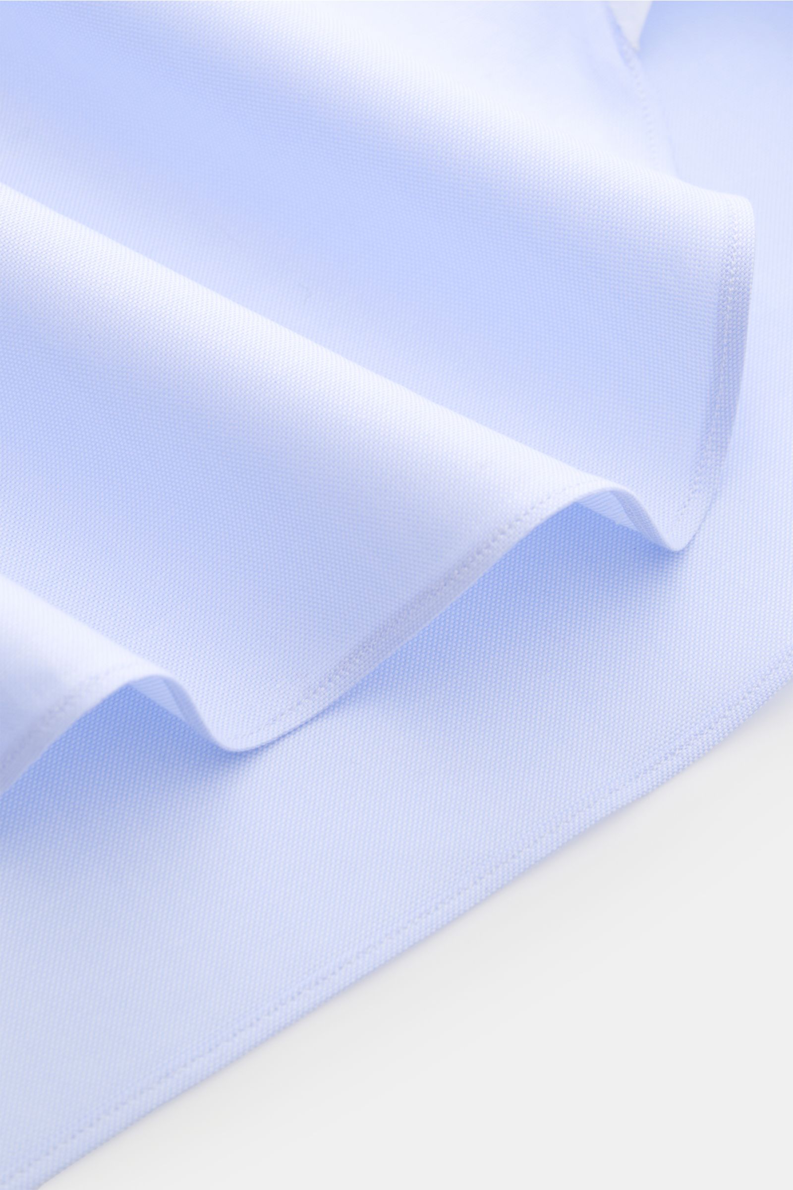 Close-up of folded Giampaolo Oxford shirt button-down collar light blue fabric showing fine texture and stitching from a top-down perspective.

A classic from Italian shirt experts GIAMPAOLO: This shirt in fine Oxford fabric with a button-down collar i