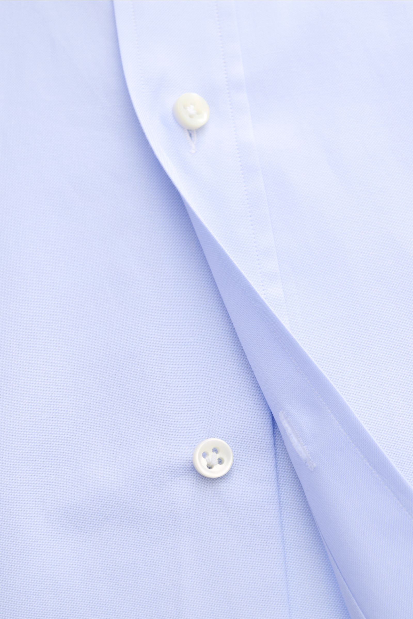 Close-up front view of Giampaolo Oxford shirt button-down collar light blue showing fine Oxford fabric, button placket, and white buttons.

A classic from Italian shirt experts GIAMPAOLO: This shirt in fine Oxford fabric with a button-down collar is a 