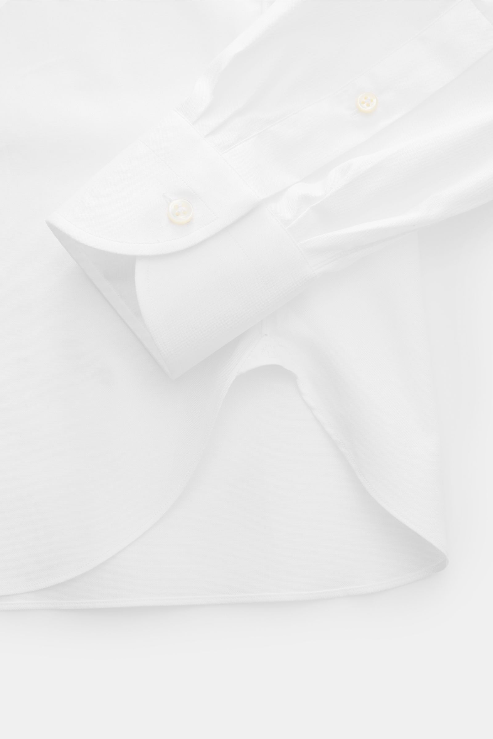 Close-up of the cuff and hem of the Giampaolo Oxford shirt button-down collar white, photographed from above.

Description: 
A classic from Italian shirt experts GIAMPAOLO: This shirt in fine Oxford fabric with a button-down collar is a true all-rounde
