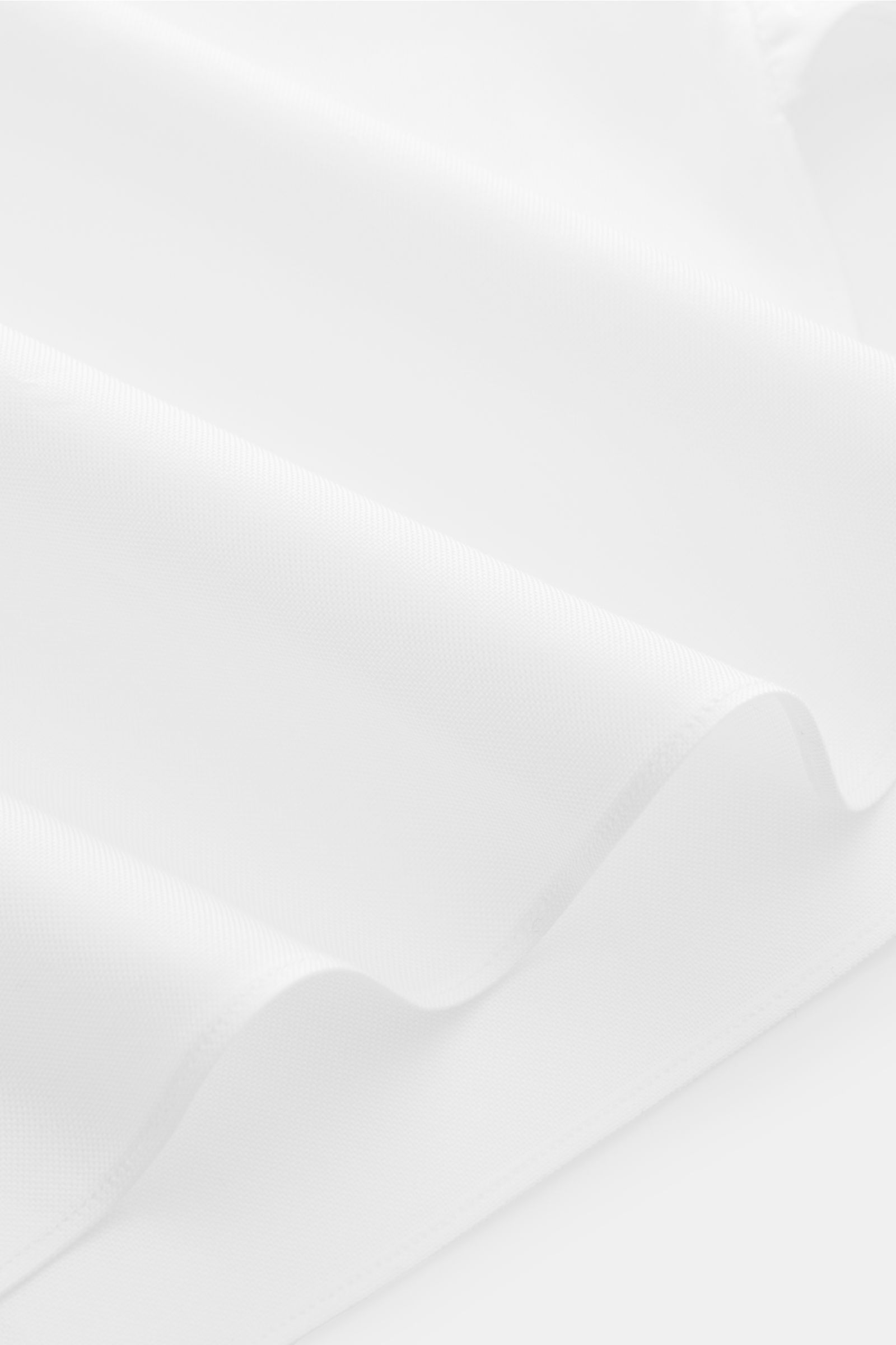 Close-up of white Giampaolo Oxford shirt button-down collar fabric showing fine texture and stitching from a side angle.

Description: 
A classic from Italian shirt experts GIAMPAOLO: This shirt in fine Oxford fabric with a button-down collar is a true