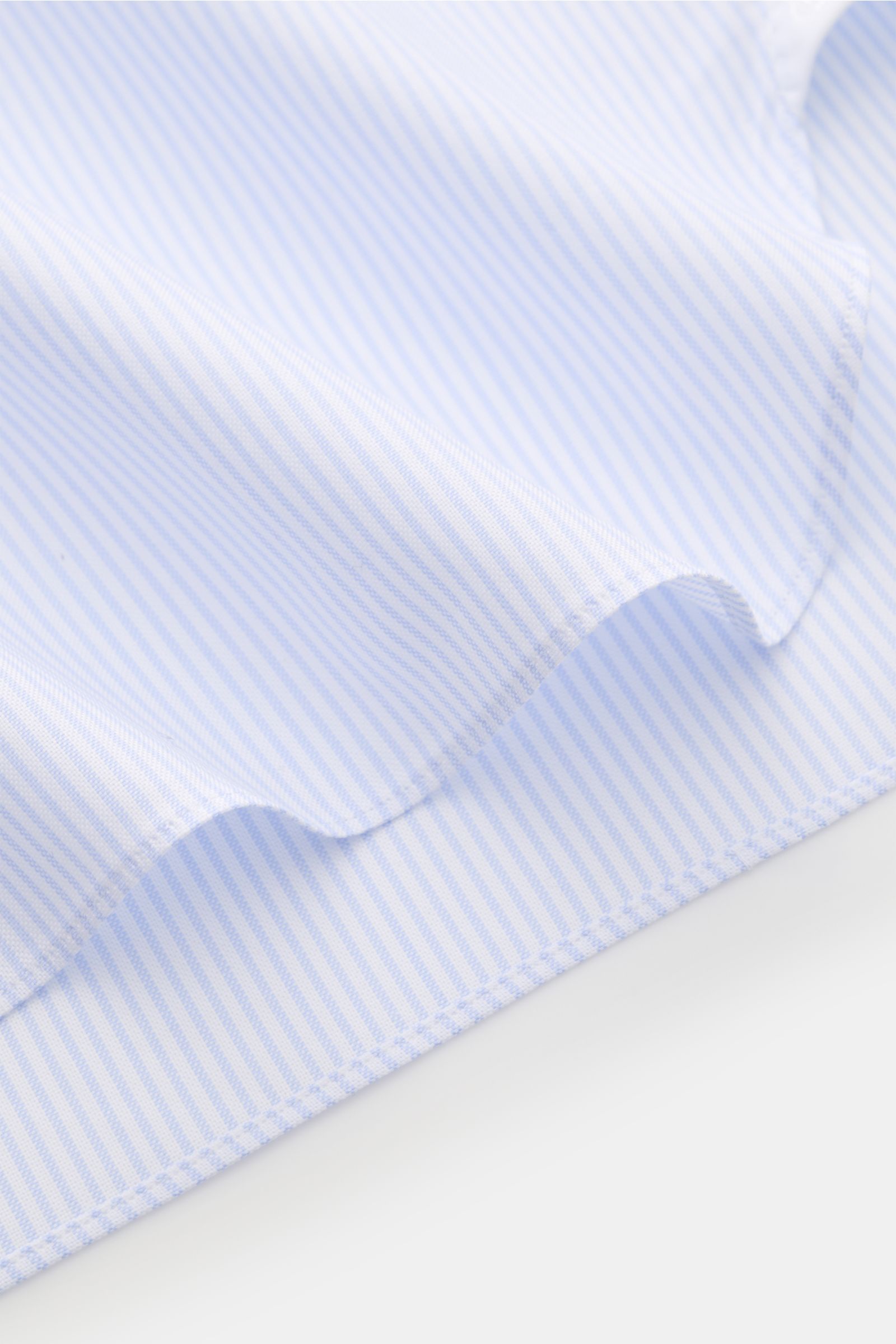 Giampaolo Oxford-Hemd Button-Down-Kragen hellblau/weiß gestreift, Nahaufnahme Saum und feiner Baumwoll-Oxford, Slim Fit, strukturierter Griff.