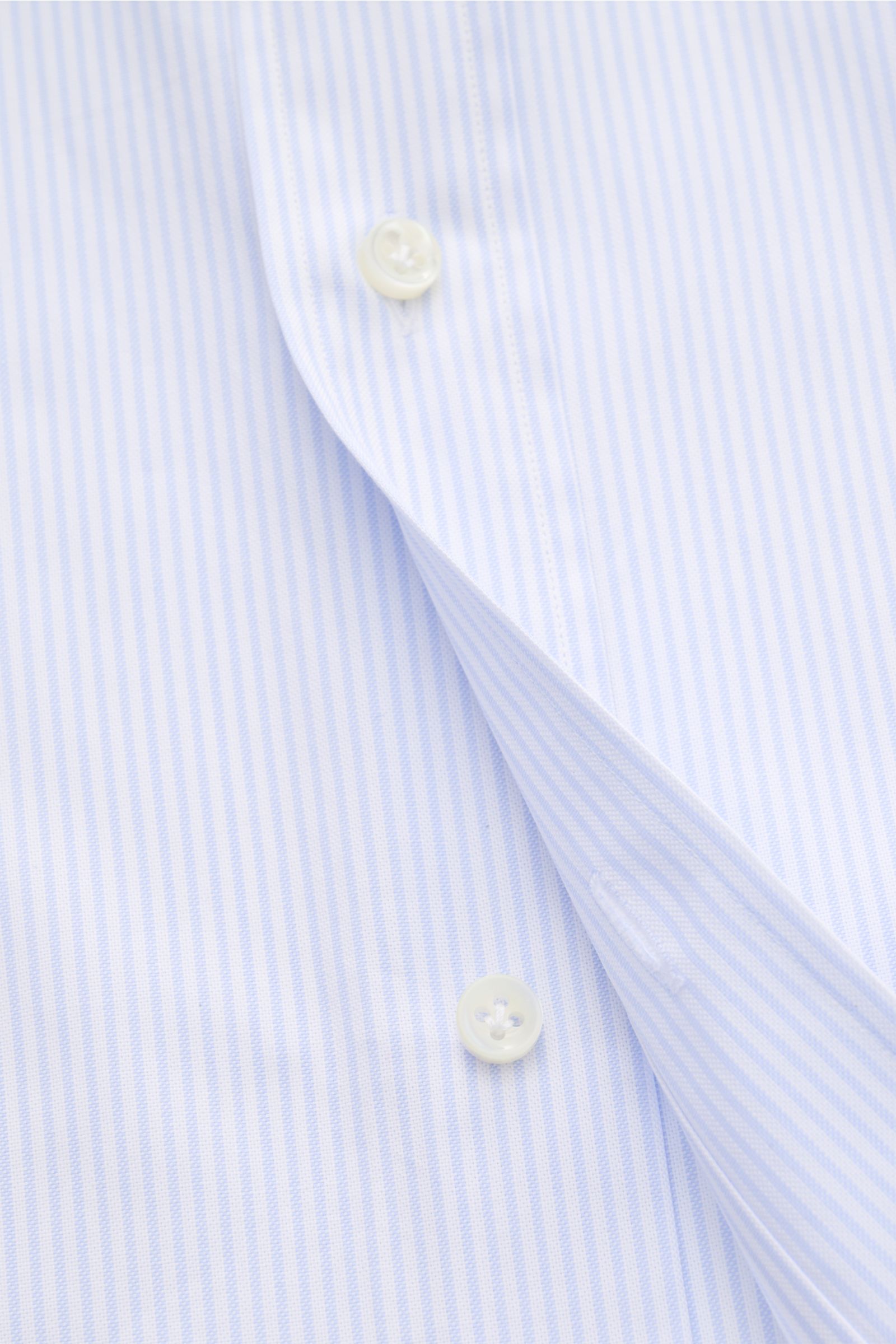 Giampaolo Oxford-Hemd Button-Down-Kragen hellblau/weiß gestreift in Nahaufnahme, feiner Oxford, Slim Fit, Button-Down-Kragen, Knopfleiste sichtbar.