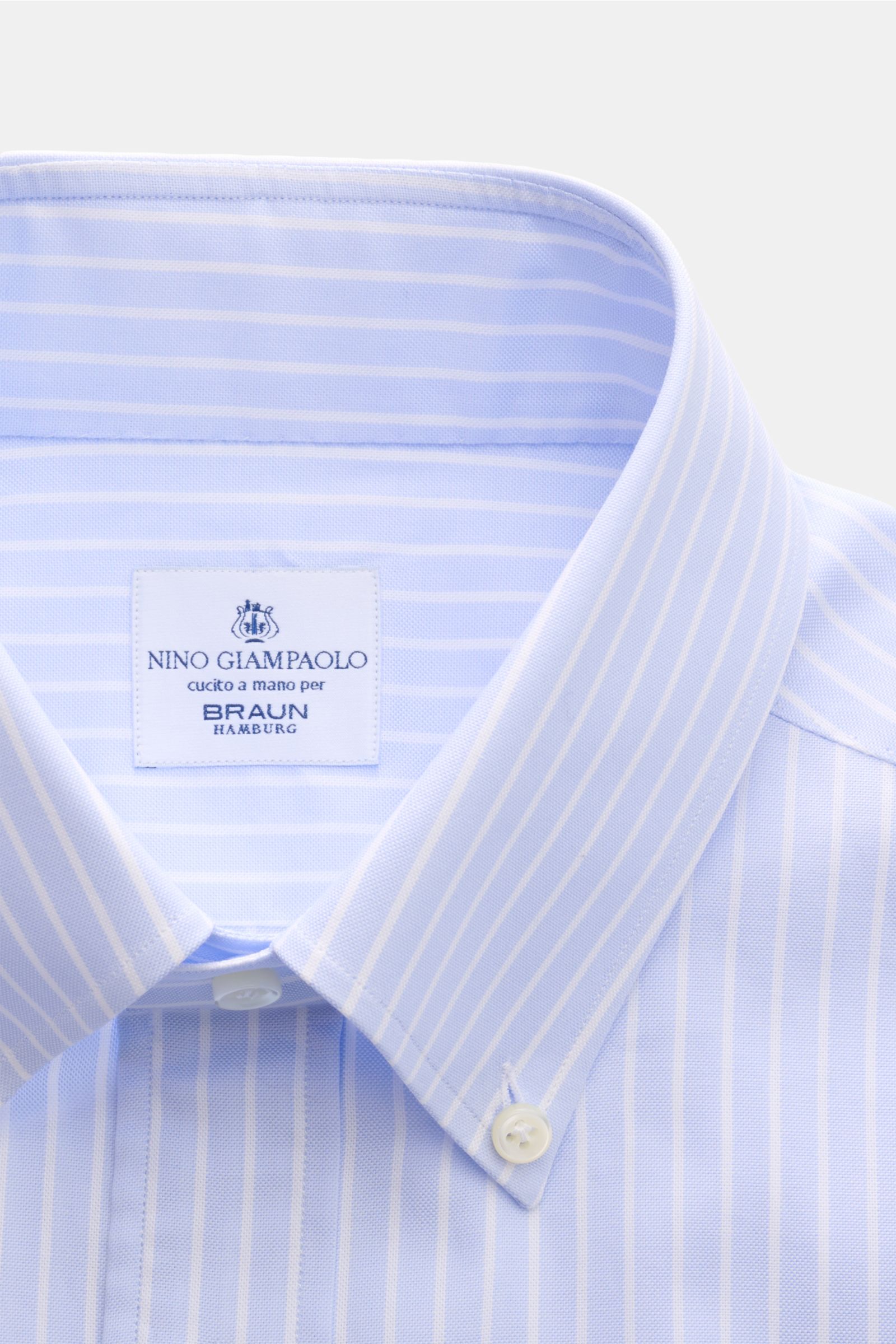 Close-up front view of the Giampaolo Oxford-Hemd Button-Down-Kragen hellblau/weiß gestreift, a classic Italian shirt in fine cotton Oxford with button-down collar, slim fit, structured texture, patch button placket, sport cuffs, back waist darts, and roun