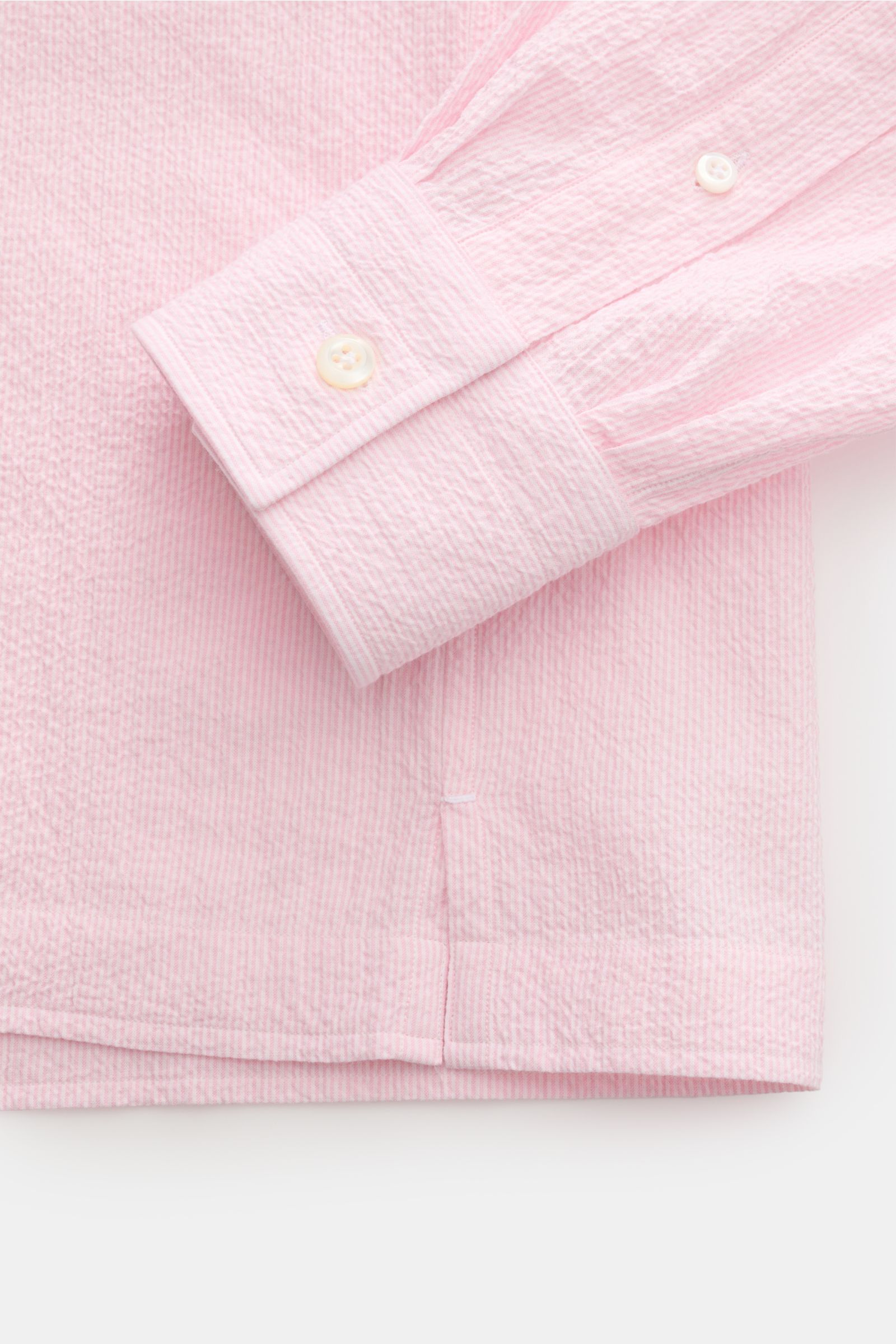 Nahaufnahme des geraden Saumverlaufs und der Sportmanschette des Giampaolo Seersucker Popover-Hemd Haifisch-Kragen rosé aus elastischer Baumwolle im Seersucker-Stil.