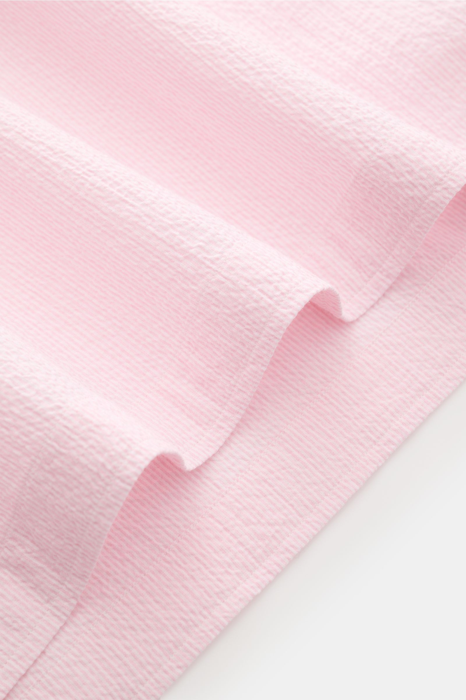 Giampaolo Seersucker Popover-Hemd Haifisch-Kragen rosé, Detailaufnahme der leicht elastischen Baumwolle mit typischer Seersucker-Struktur in Nahaufnahme.