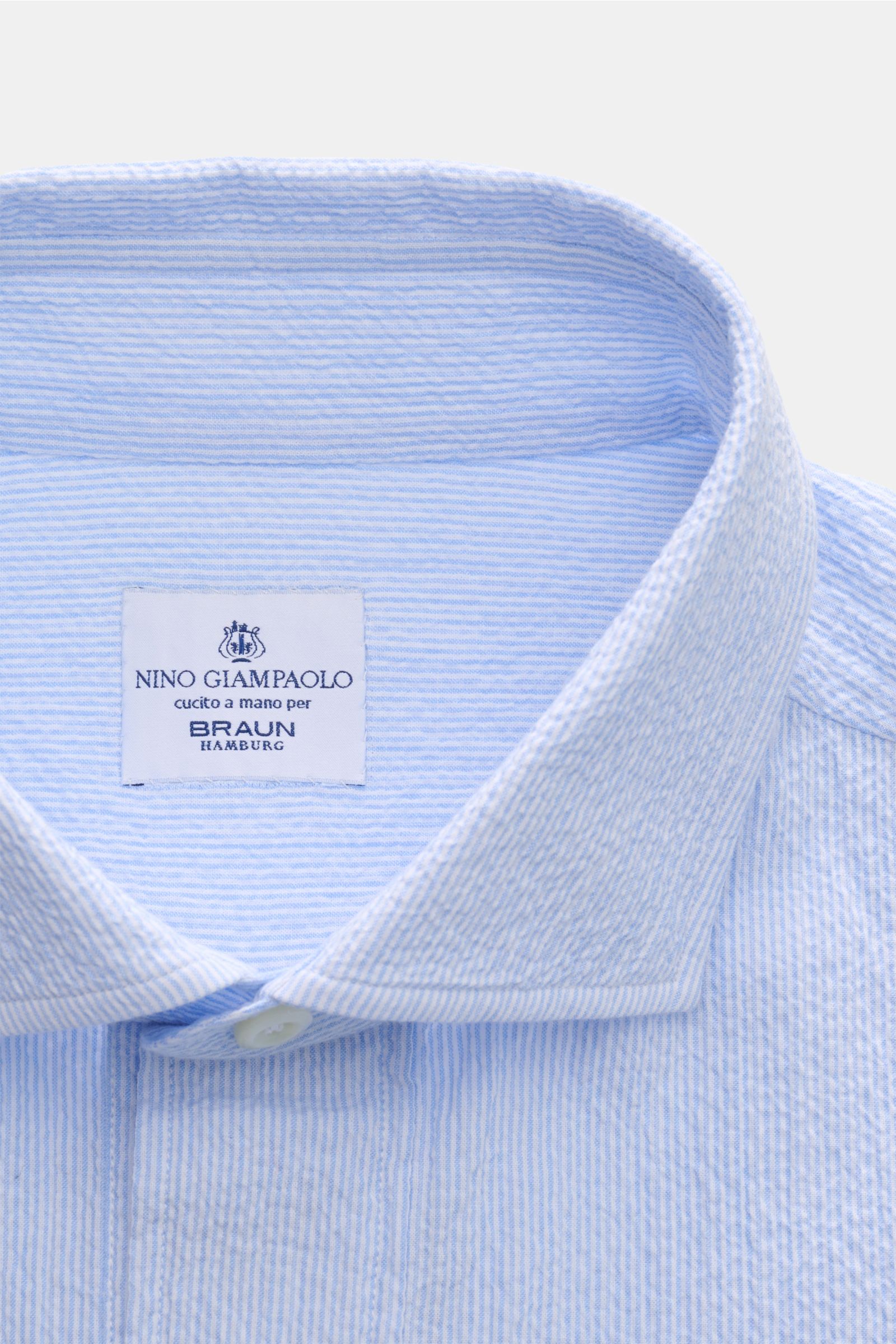 Giampaolo Seersucker Popover-Hemd Haifisch-Kragen hellblau/weiß gestreift, Nahaufnahme von oben, Seersucker Baumwolle, Regular Fit, Quetschfalte, Sportmanschette.