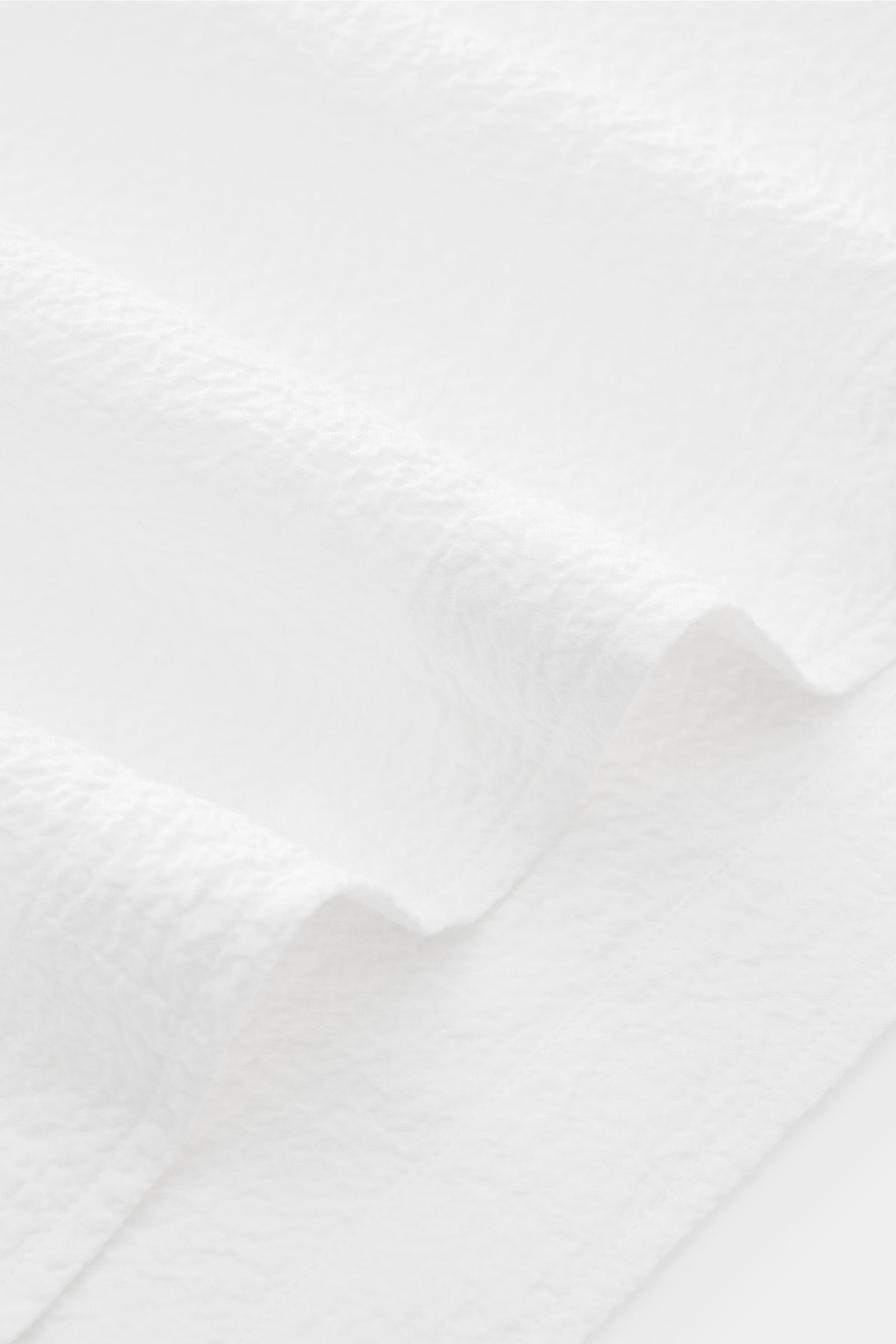 Giampaolo Seersucker Popover-Hemd Haifisch-Kragen weiß in Nahaufnahme, Baumwollseersucker, leicht elastisch, Regular Fit, Quetschfalte, gerader Saum.