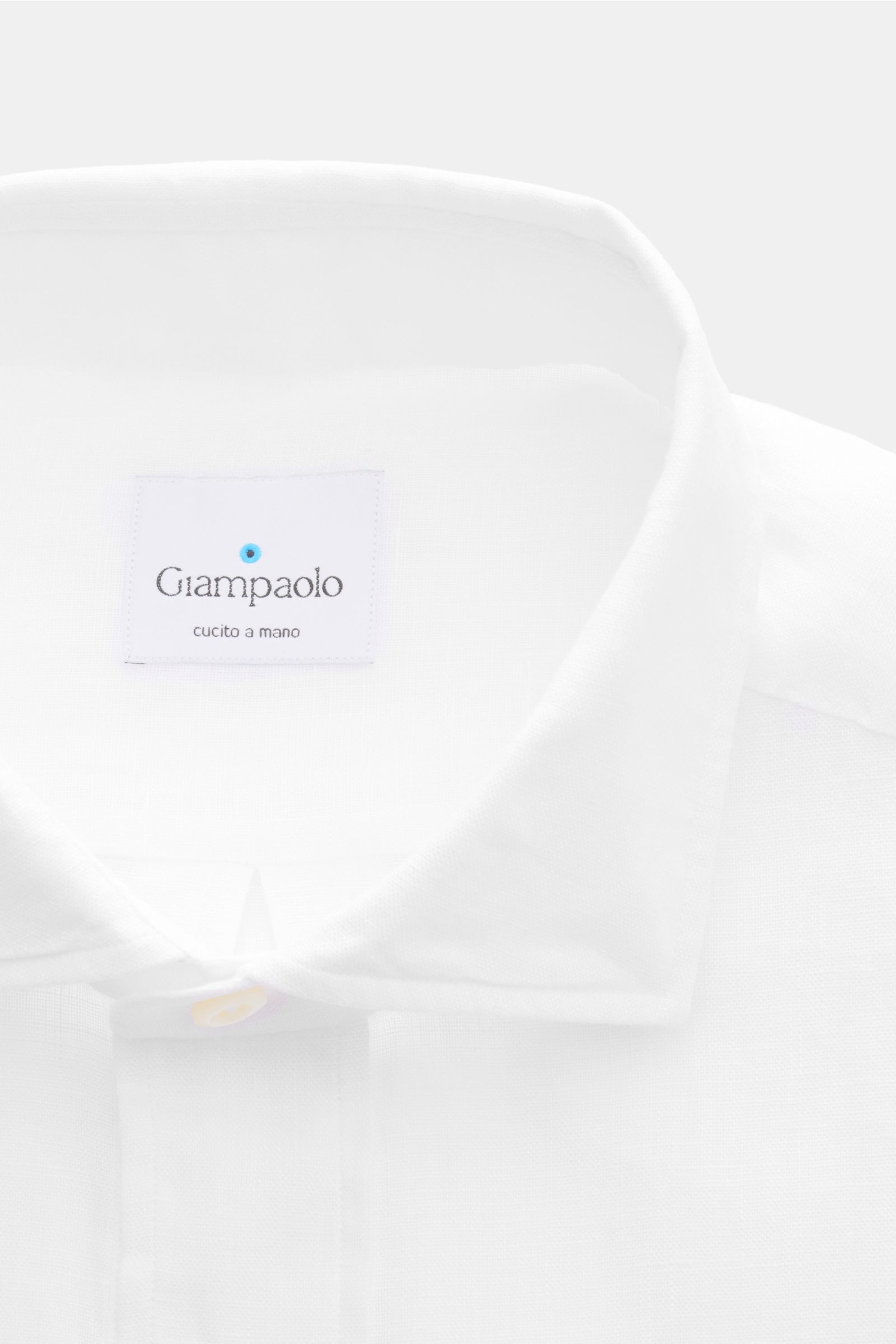 Nahaufnahme von Giampaolo Leinen Popover-Hemd Haifisch-Kragen weiß, reine Leinenqualität, Haifisch-Kragen, Perlmuttknöpfe, leichte Struktur.