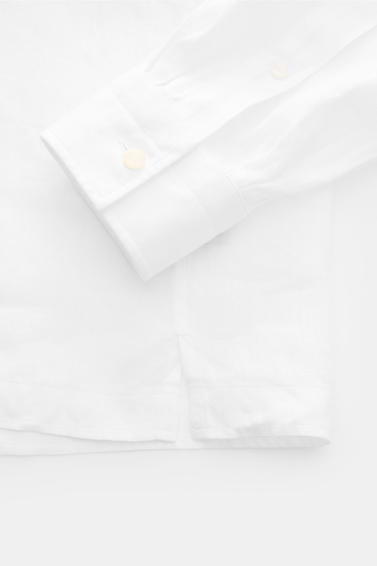 Giampaolo Leinen Popover-Hemd Haifisch-Kragen weiß, Detailfoto von Ärmel und Saum mit Perlmuttknöpfen, luftige, leichte Leinenqualität.