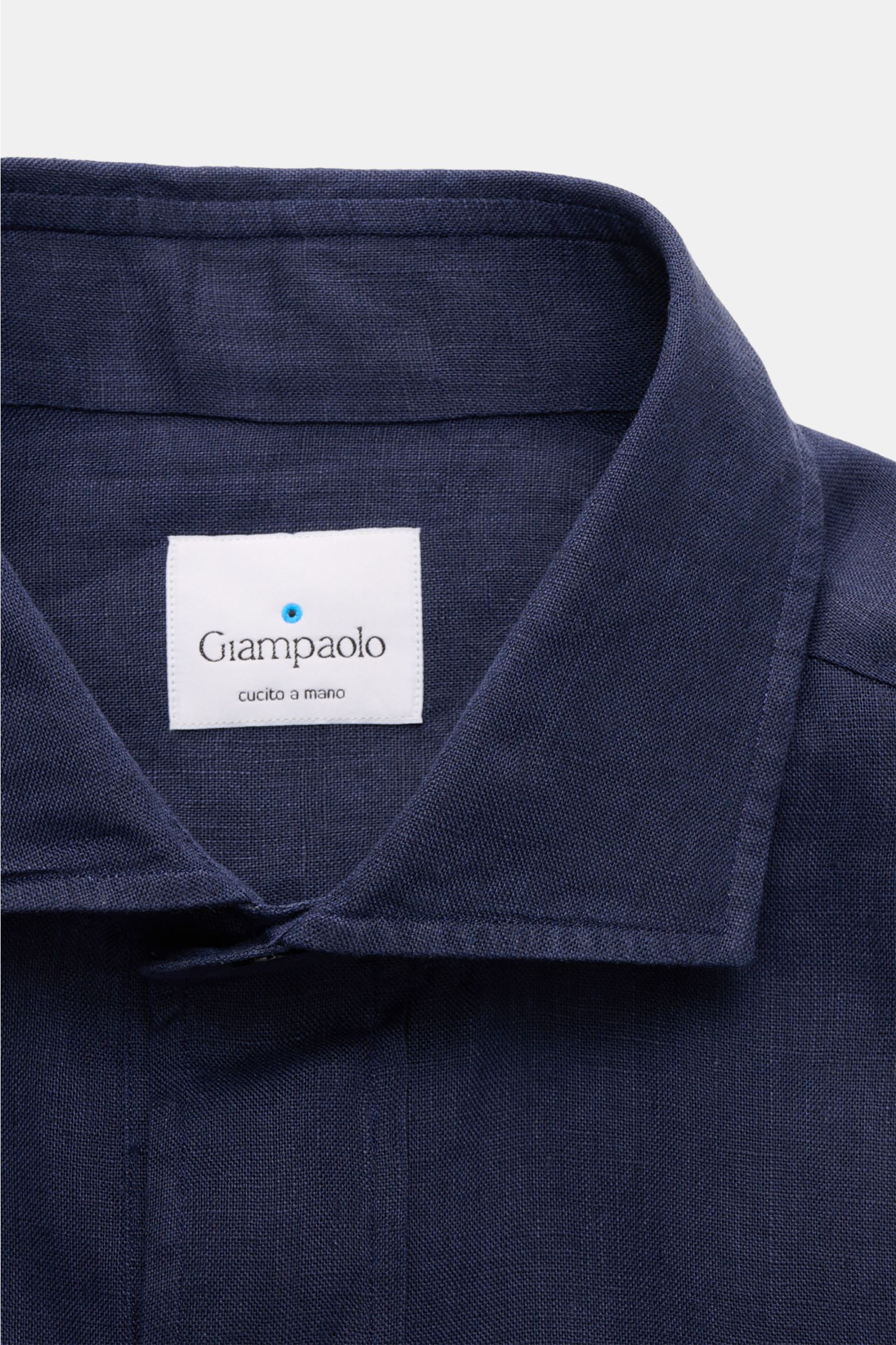 Close-up front view of Giampaolo Linen popover shirt shark collar navy in pure linen with visible fabric texture and collar detail.

Comfortable and casual for hot days: This popover shirt by GIAMPAOLO made of pure linen is a must-have for the warmer m