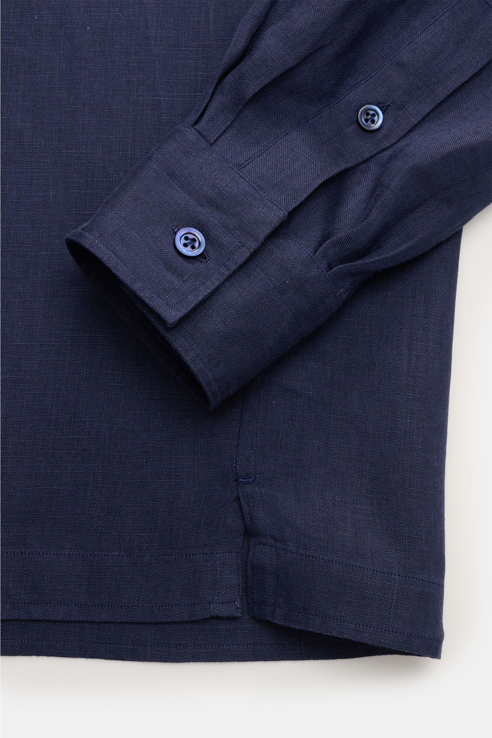 Close-up of the cuff and hem of the Giampaolo Linen popover shirt shark collar navy, showing fine texture and mother-of-pearl buttons.

Comfortable and casual for hot days: This popover shirt by GIAMPAOLO made of pure linen is a must-have for the warme