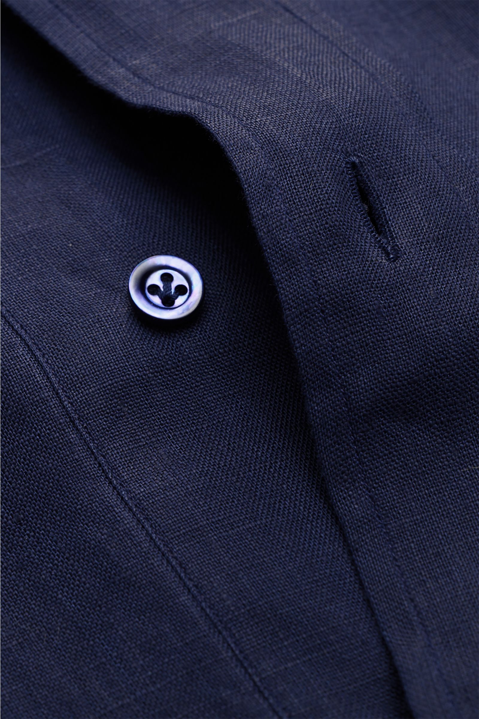 Close-up front view of Giampaolo Linen popover shirt shark collar navy showing textured pure linen fabric and mother-of-pearl button.

Comfortable and casual for hot days: This popover shirt by GIAMPAOLO made of pure linen is a must-have for the warmer