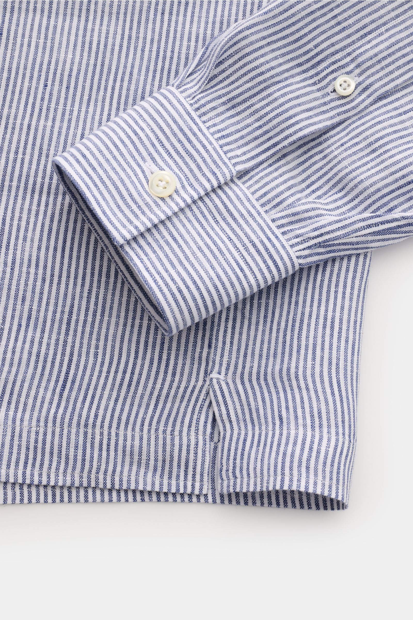 Nahaufnahme des unteren Bereichs und der Manschette des Giampaolo Popover-Leinenhemds Haifisch-Kragen navy/weiß gestreift, aus luftigem Leinen mit Leinwandbindung, leichter Struktur, Regular Fit, klassischer Sportmanschette, geradem Saumverlauf und kurzen