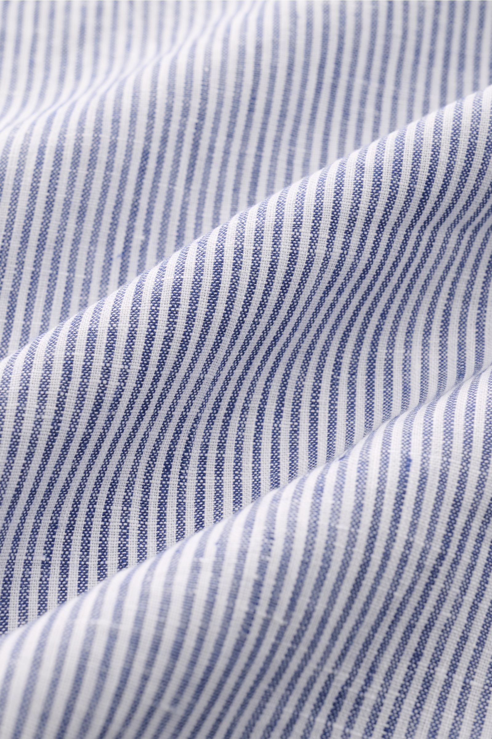 Nahaufnahme des navy/weiß gestreiften Giampaolo Popover-Leinenhemd Haifisch-Kragen aus luftigem Leinen mit Leinwandbindung, leichter Struktur und Regular Fit.