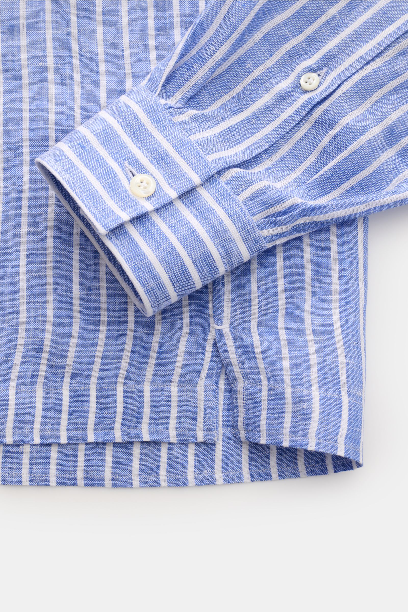 Nahaufnahme des Giampaolo Popover-Leinenhemds Haifisch-Kragen blau/weiß gestreift von unten, zeigt Leinwandbindung, leichte Struktur, Regular Fit, klassische Sportmanschette, geraden Saumverlauf und kurze Saumschlitze.