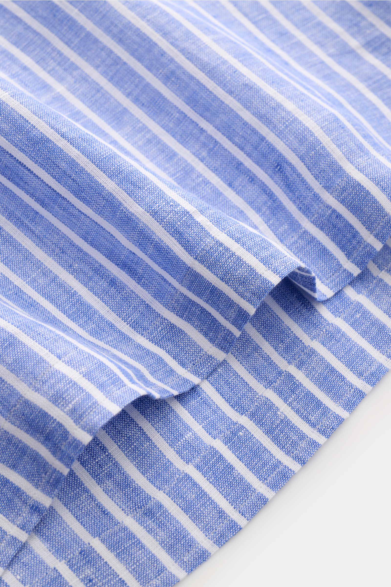 Nahaufnahme des blauen und weiß gestreiften Giampaolo Popover-Leinenhemds Haifisch-Kragen, luftig, Leinwandbindung, Regular Fit, Saum mit kurzen Schlitzen.