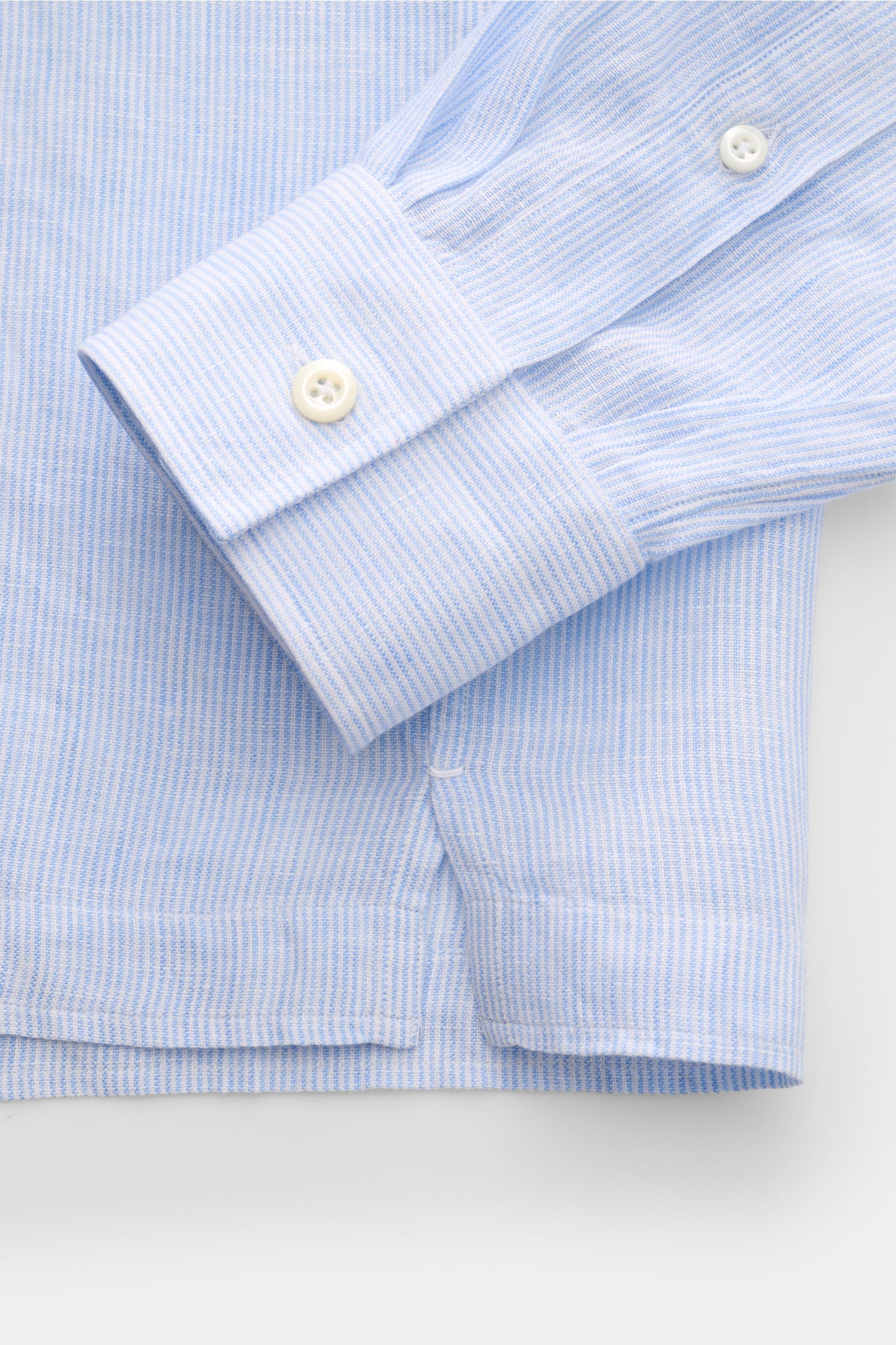 Giampaolo Popover-Leinenhemd Haifisch-Kragen hellblau/weiß gestreift, Nahaufnahme von Ärmel mit klassischer Sportmanschette, Leinwandbindung, leichter Qualität, gerader Saum mit kurzen Saumschlitzen.