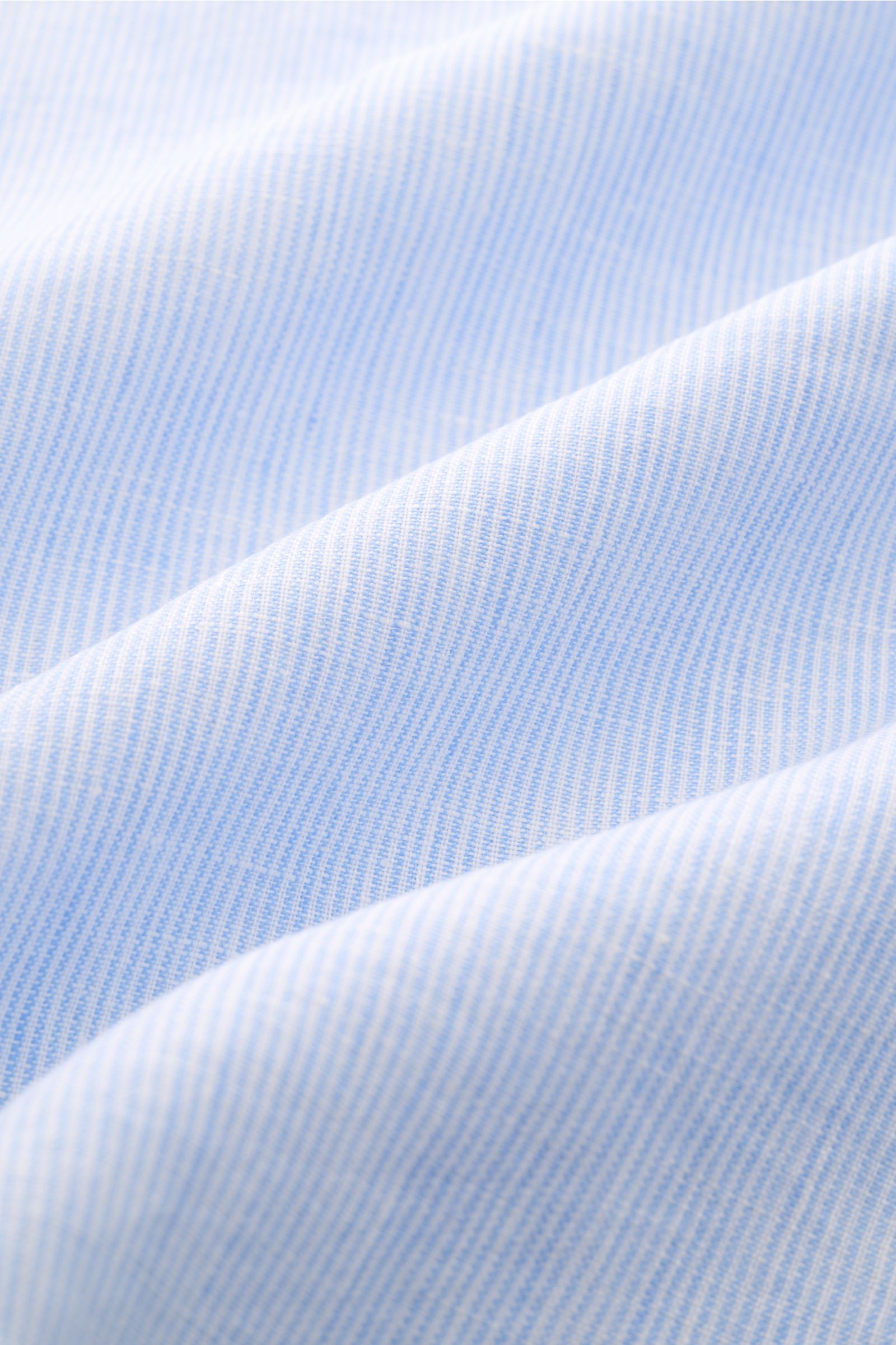 Giampaolo Popover-Leinenhemd Haifisch-Kragen hellblau/weiß gestreift, Detailaufnahme luftig, Leinwandbindung, leicht strukturierter Griff, leichte Qualität.