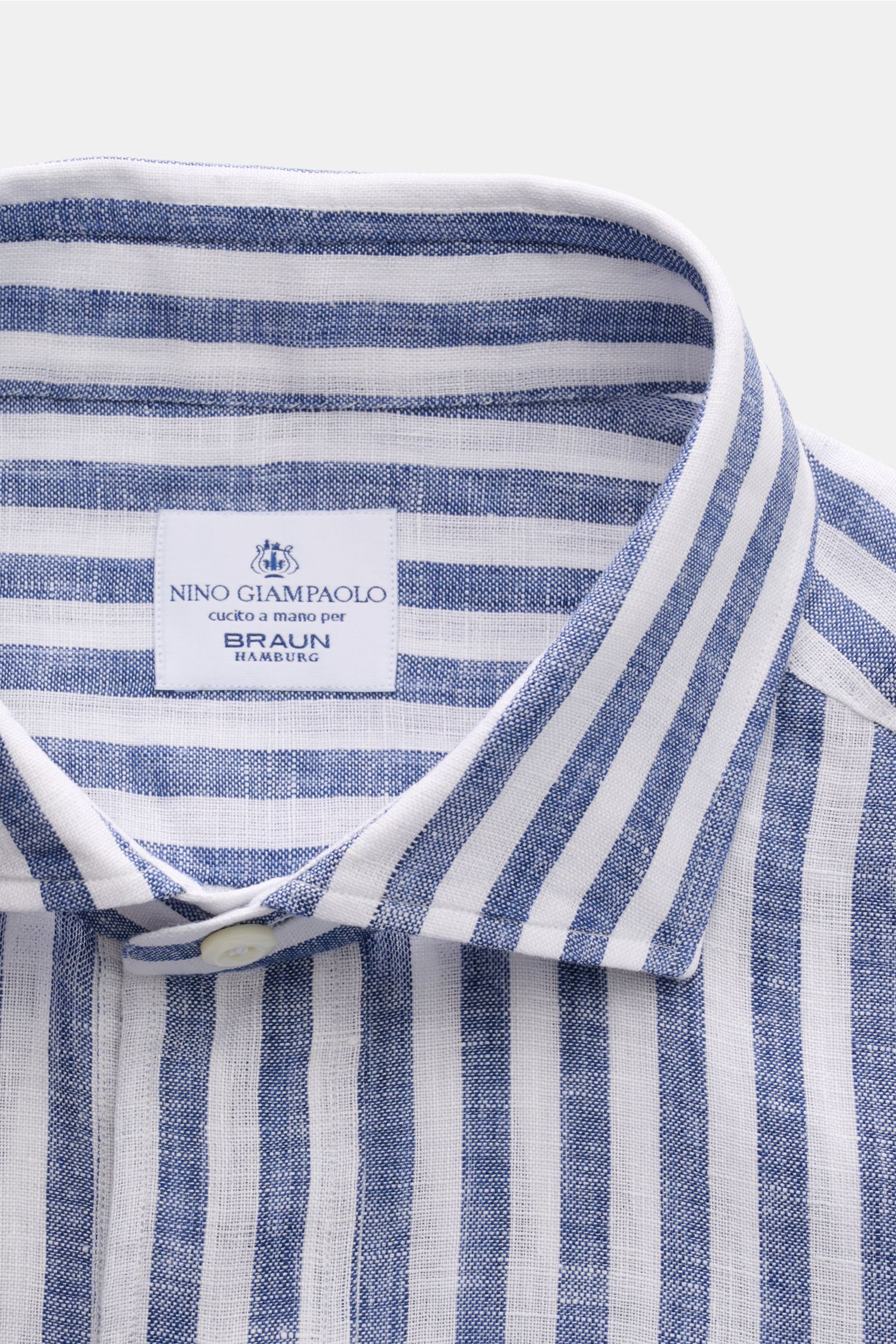 Giampaolo Popover-Leinenhemd Haifisch-Kragen navy/weiß gestreift shown from above, classic linen shirt with shark collar, canvas weave, light structure, regular fit. Klassiker mit Twist vom italienischen Hemdenexperten GIAMPAOLO: Dieses Popover-Hemd aus l