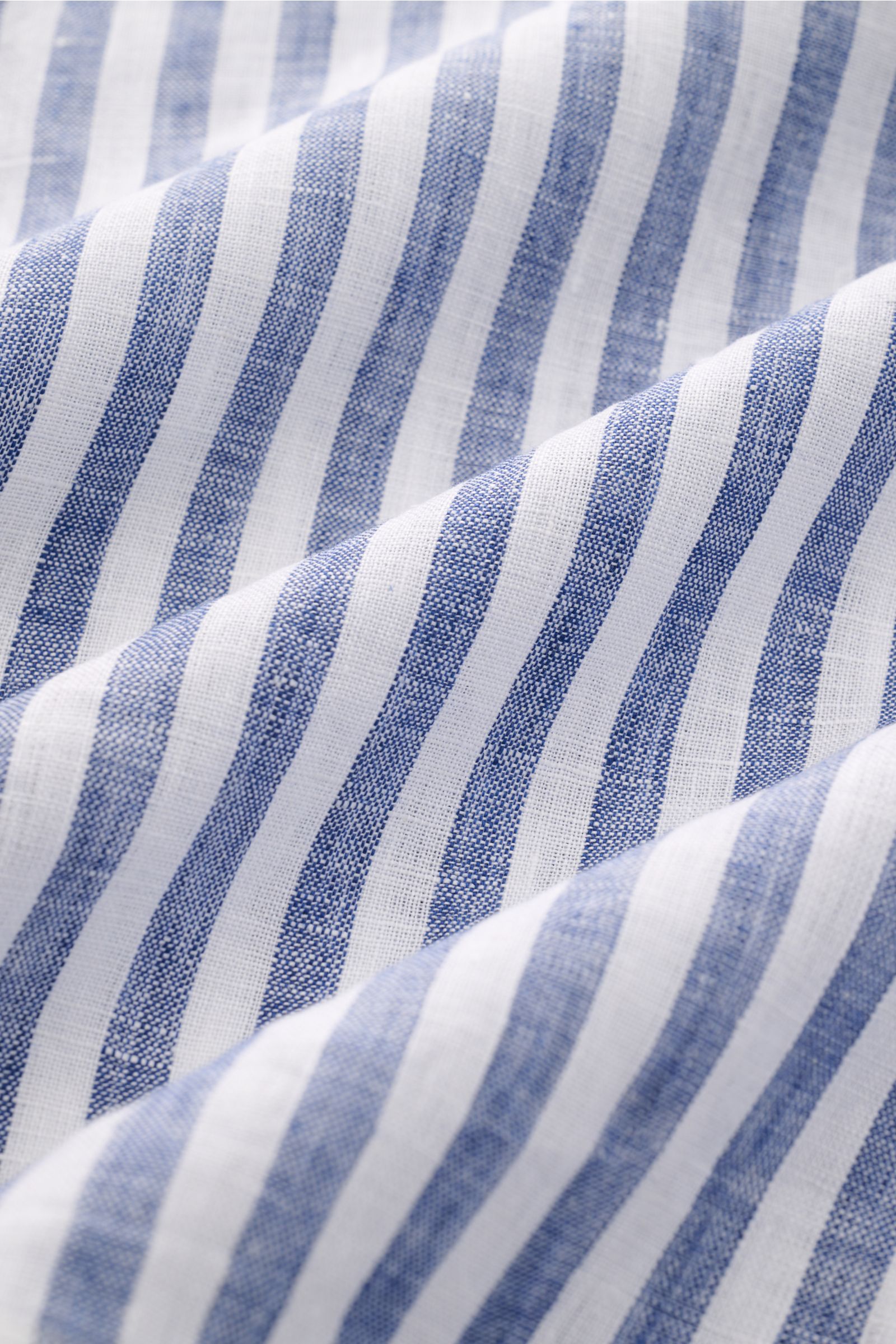 Close-up front view of Giampaolo Popover-Leinenhemd Haifisch-Kragen navy/weiß gestreift showing lightweight, airy linen fabric with navy and white stripes, featuring canvas weave, light texture, regular fit, shark collar, button placket, sport cuffs, stra