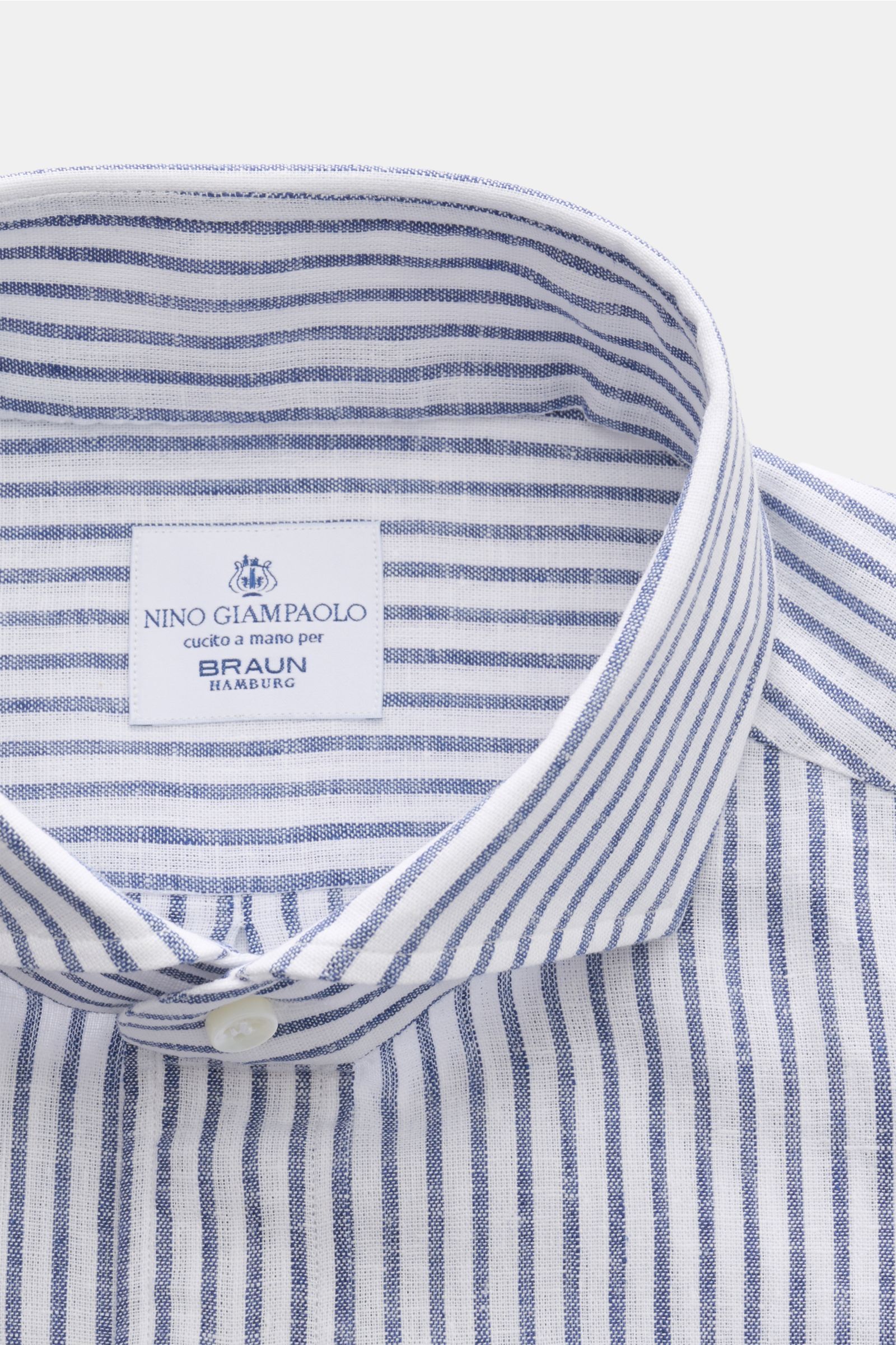 Giampaolo Casual Hemd Haifisch-Kragen weiß/navy gestreift, Slim Fit, Baumwolle-Leinen, leichter Griff, Haifischkragen, Knopfleiste, Sportmanschette, gerundeter Saum, Detailansicht von oben.