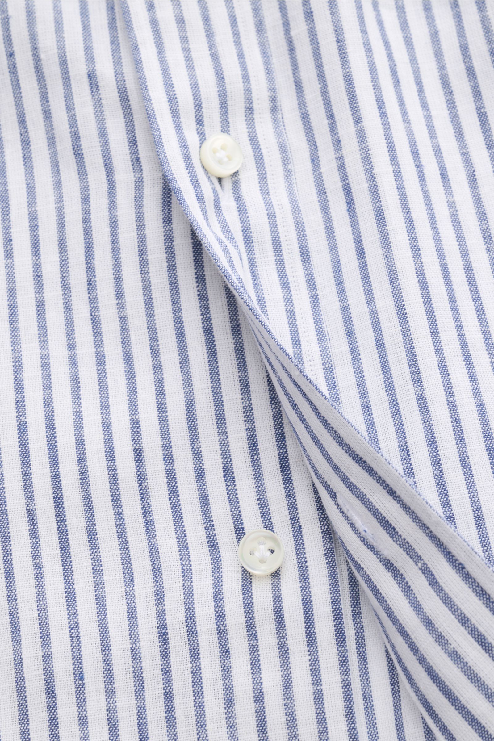 Nahaufnahme des Giampaolo Casual Hemd Haifisch-Kragen weiß/navy gestreift aus leichtem Baumwolle-Leinen-Gewebe mit Slim Fit, Knopfleiste und gerundetem Saum.