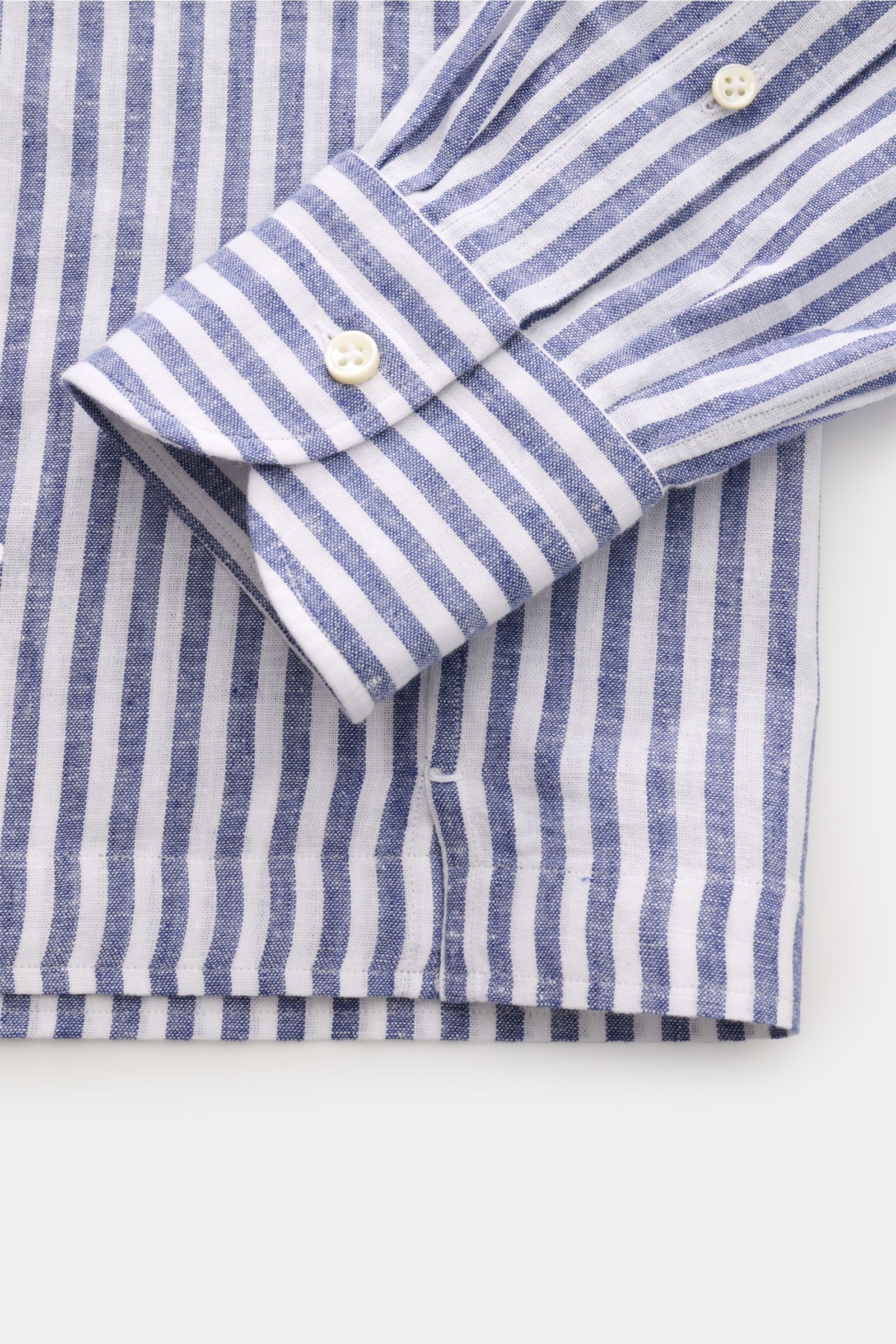 Nahaufnahme des Ärmels und Saumverlaufs des Giampaolo Casual Hemd Haifisch-Kragen navy/weiß gestreift aus leichtem Baumwolle-Leinen-Gewebe mit Slim Fit, Haifisch-Kragen, aufgesetzter Knopfleiste, klassischer Sportmanschette und gerundetem Saum, fotografie
