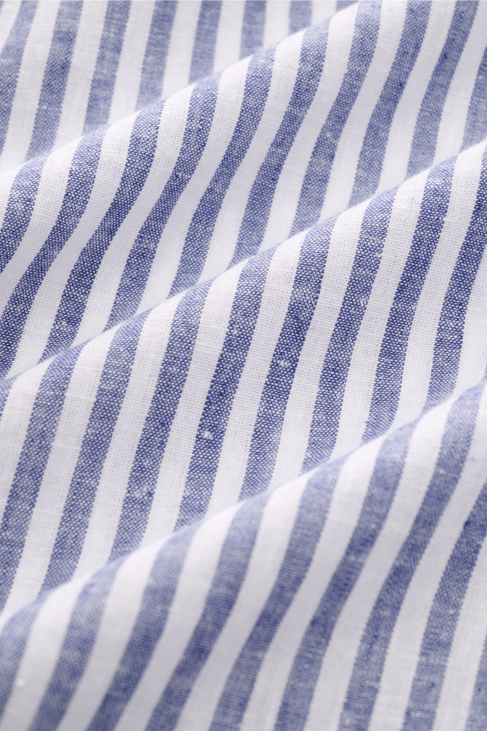 Nahaufnahme des Giampaolo Casual Hemd Haifisch-Kragen navy/weiß gestreift aus leichtem Baumwolle-Leinen-Gewebe mit Slim Fit, Haifisch-Kragen und klassischer Sportmanschette, fotografiert aus schräger Perspektive.