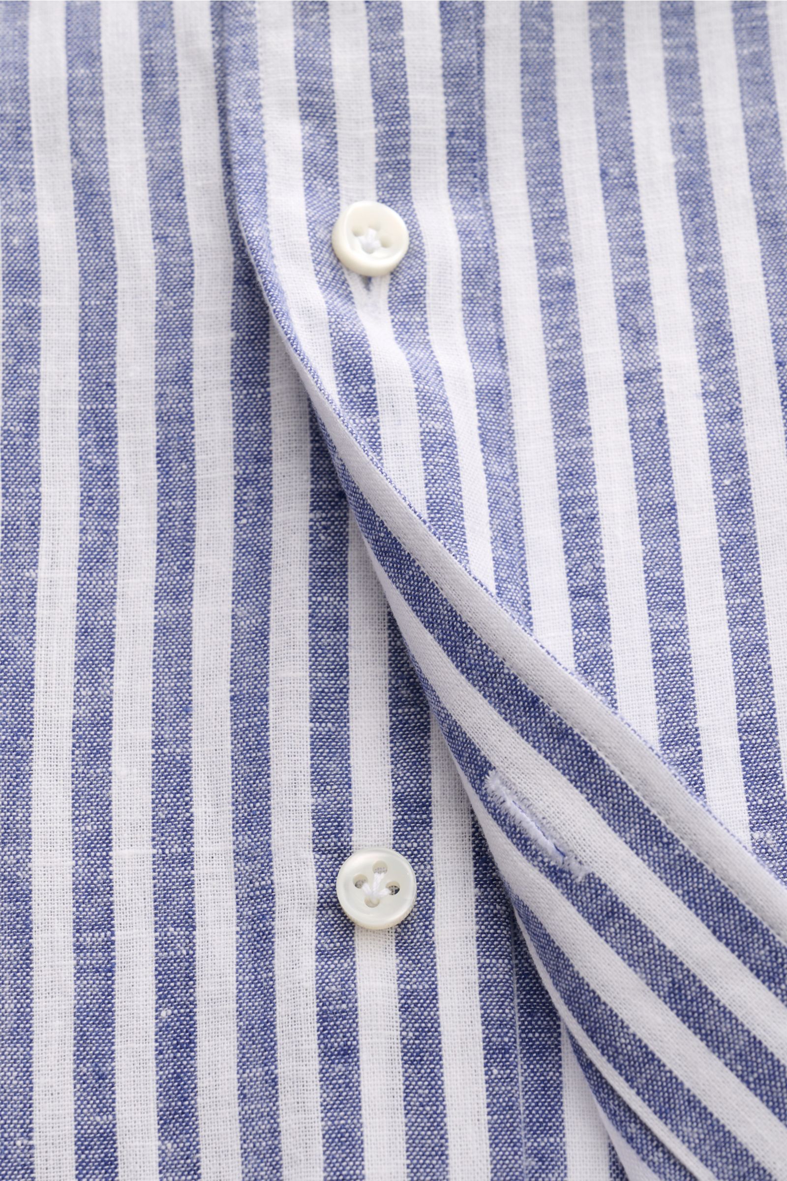 Nahaufnahme des Giampaolo Casual Hemd Haifisch-Kragen navy/weiß gestreift mit Slim Fit, Baumwolle-Leinen Mix, leichter Struktur, Knopfleiste und Sportmanschette.