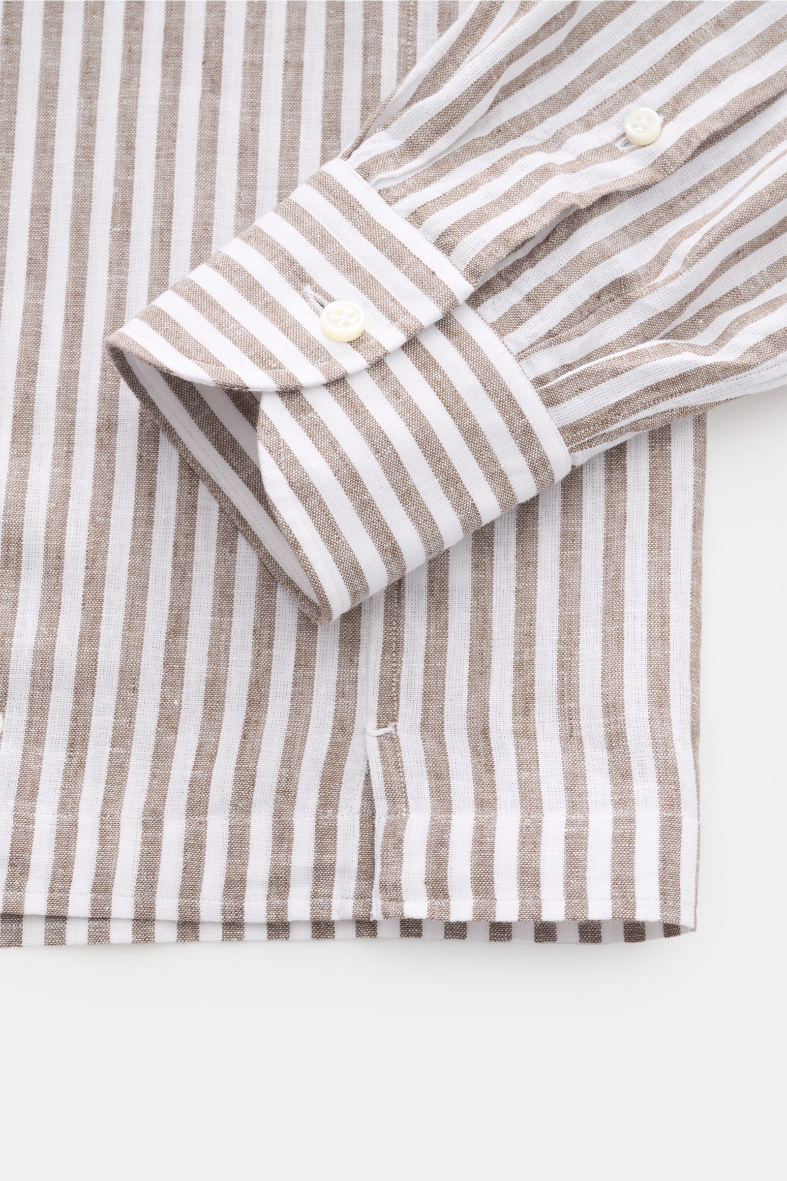 Nahaufnahme eines Giampaolo Casual Hemd Haifisch-Kragen graubraun/weiß gestreift, slim fit aus leichtem Baumwolle-Leinen-Gewebe, mit Haifisch-Kragen, aufgesetzter Knopfleiste, klassischer Sportmanschette und gerundetem Saum, fotografiert von oben.