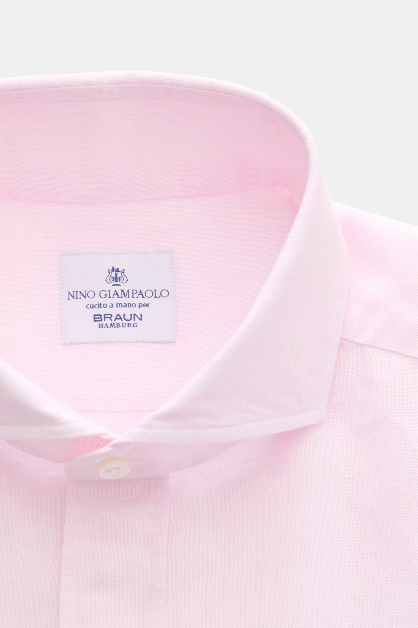 Nahaufnahme des Giampaolo Casual Hemd Haifisch-Kragen rosé aus Baumwoll-Leinen-Mix mit Slim Fit, Haifisch-Kragen und aufgesetzter Knopfleiste.